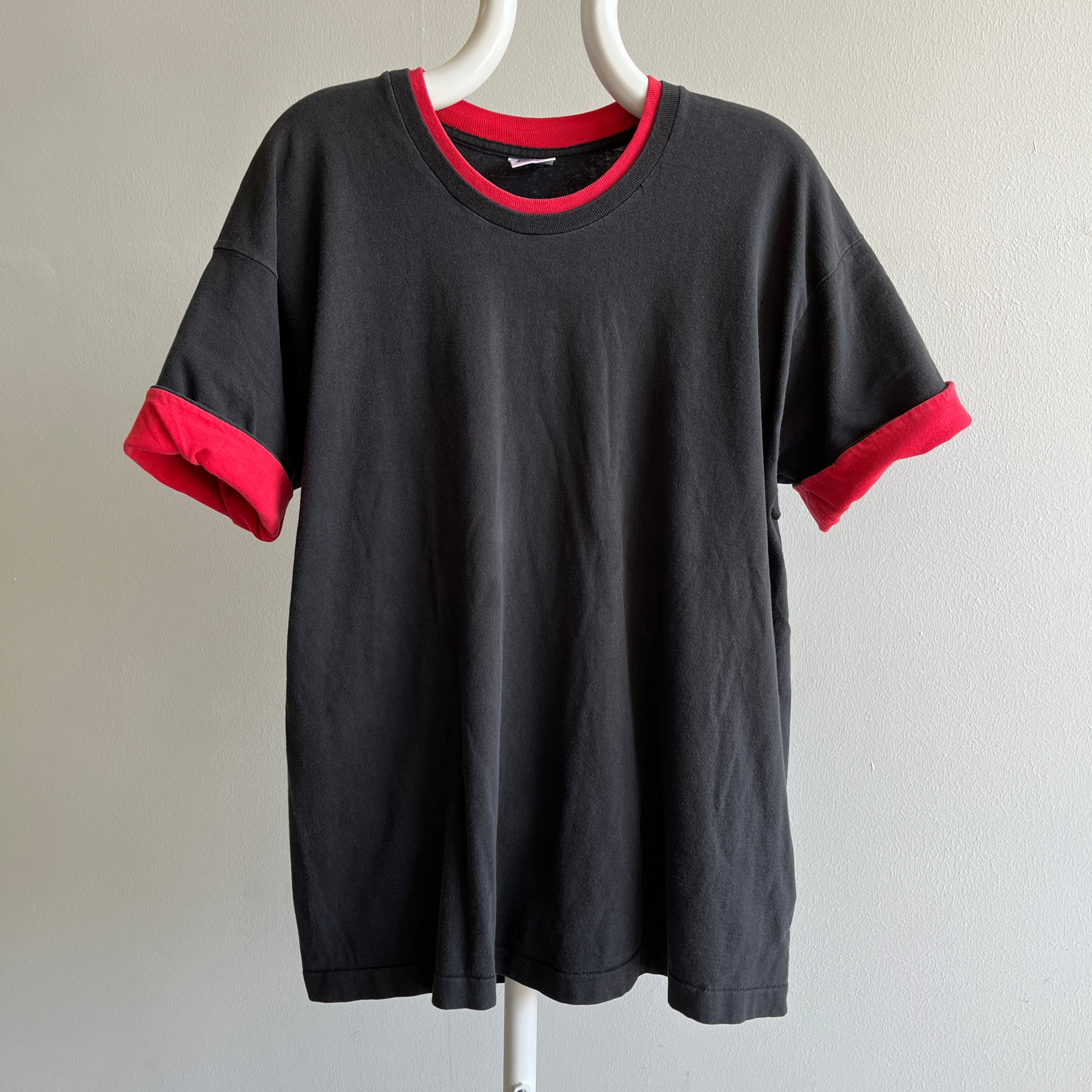 T-shirt blanc à blocs de couleur rouge et noir des années 1990