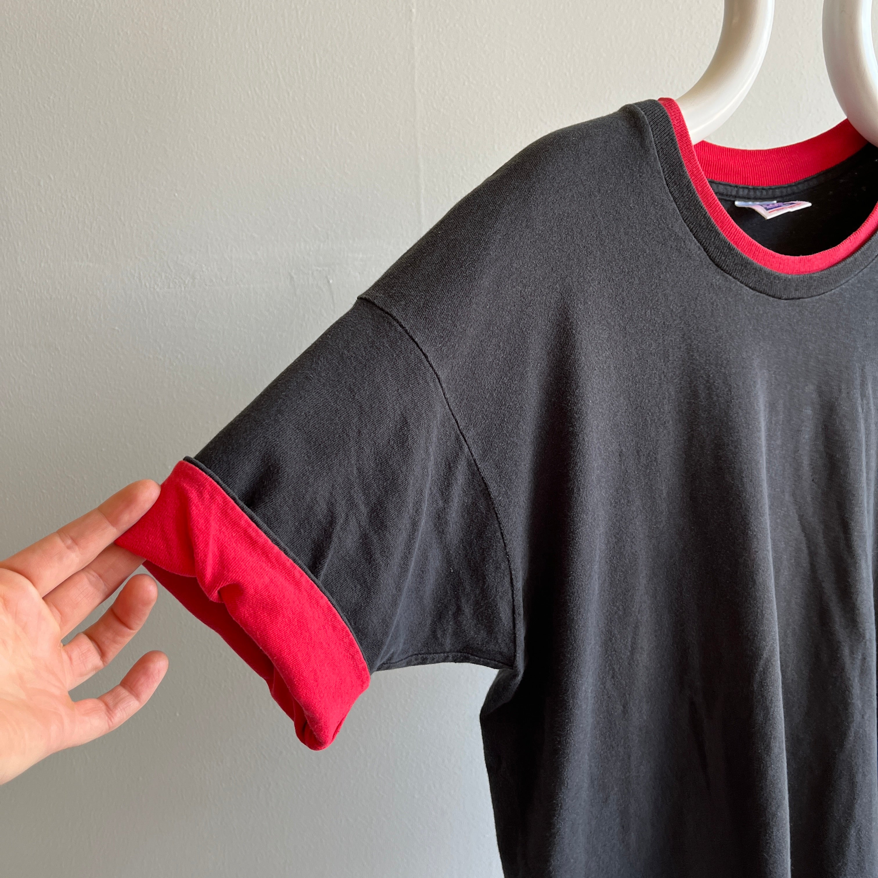 T-shirt blanc à blocs de couleur rouge et noir des années 1990