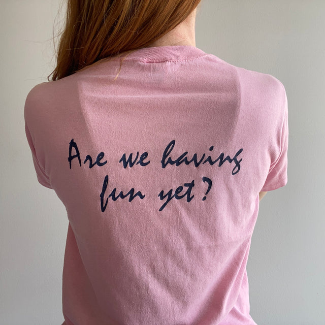 T-shirt rose à l'arrière des années 1980 "est-ce qu'on s'amuse encore"
