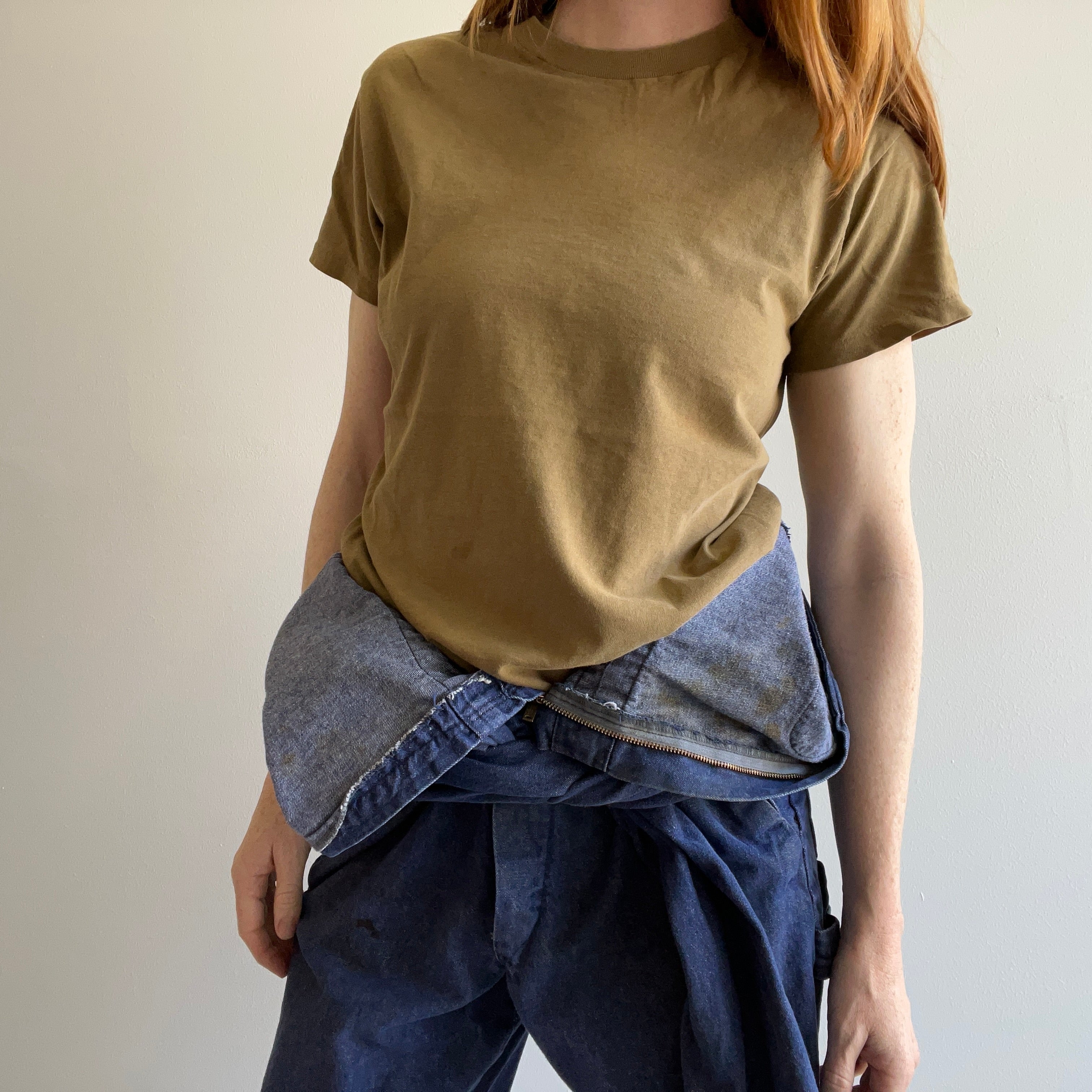 T-shirt à couture unique brun armée vierge des années 1980