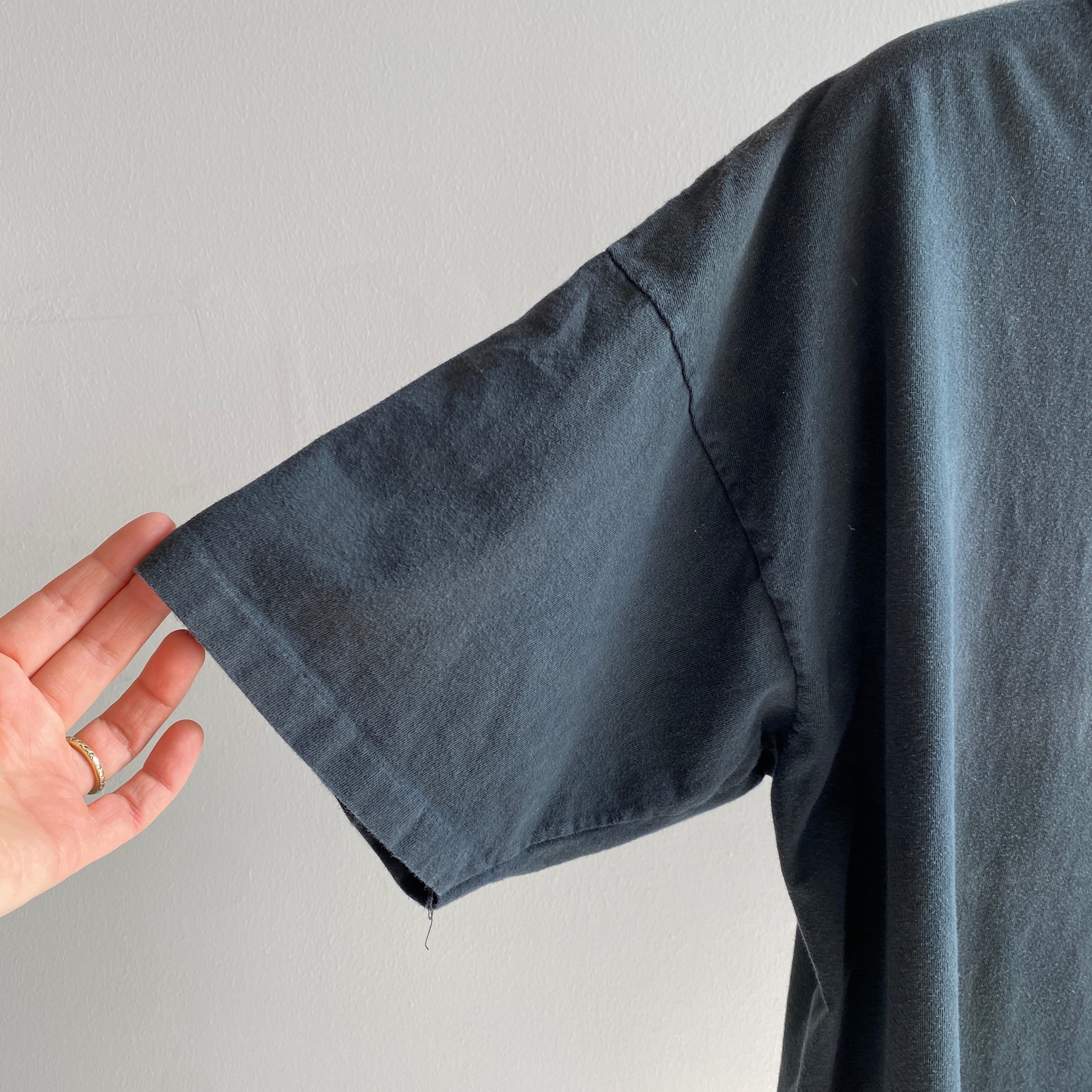 1980s Lovely Fold Fades Blank T-shirt de poche en coton noir