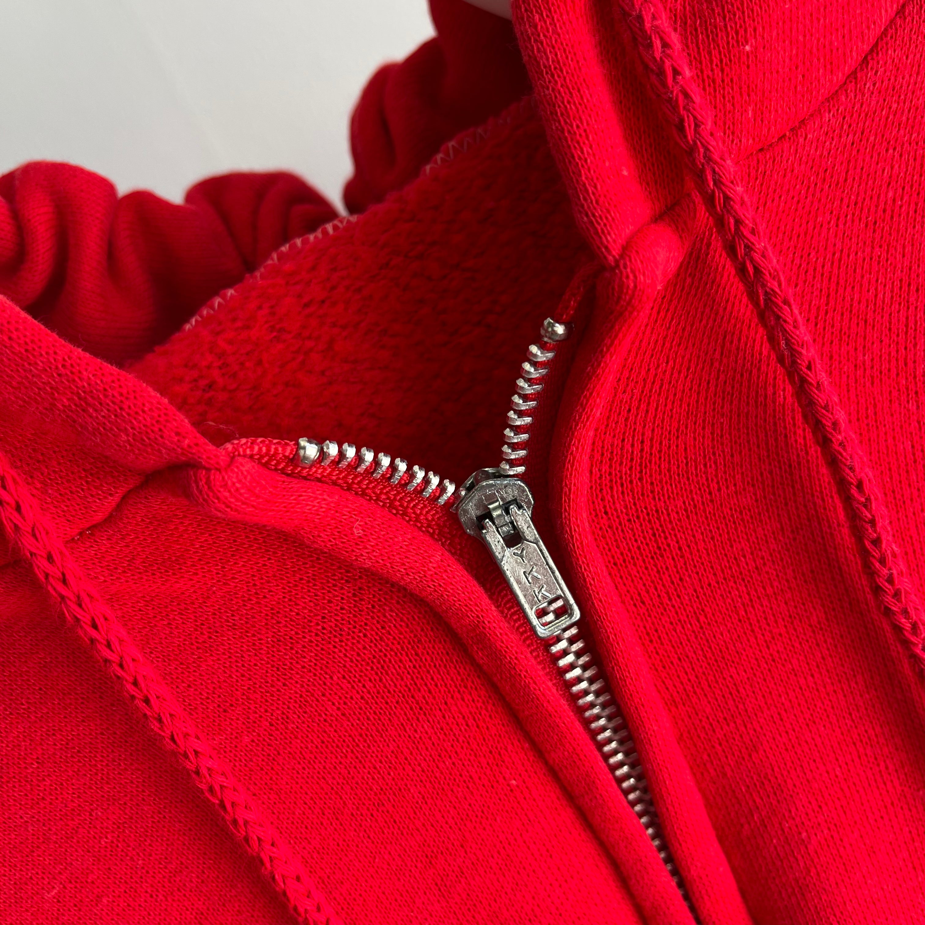 Sweat à capuche zippé rouge taché des années 1980