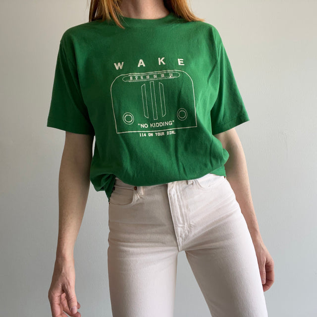 T-shirt graphique aléatoire "Wake" des années 1980 par Jerzees