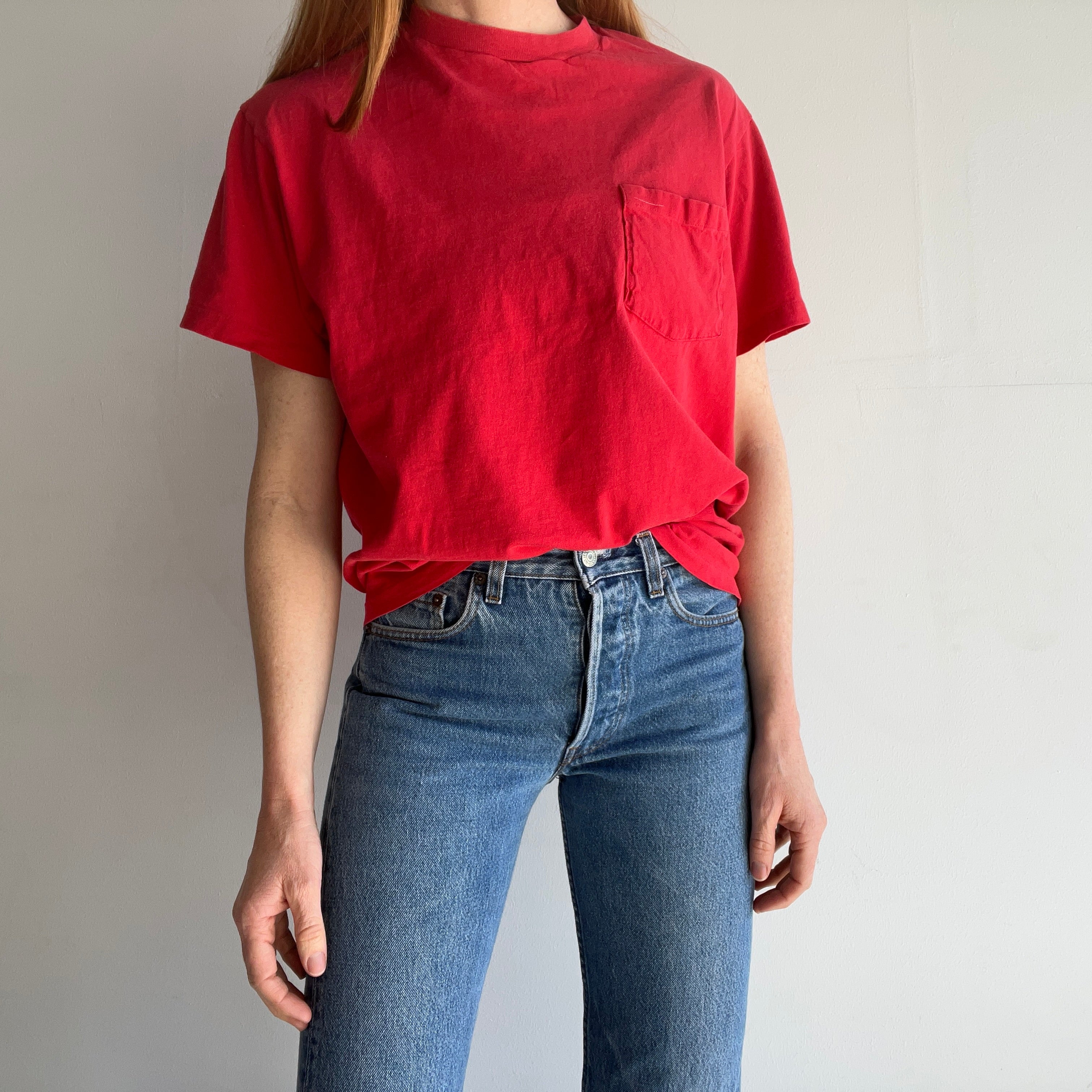 T-shirt à poche rouge en coton des années 1980 - Coupe parfaite (IMO)