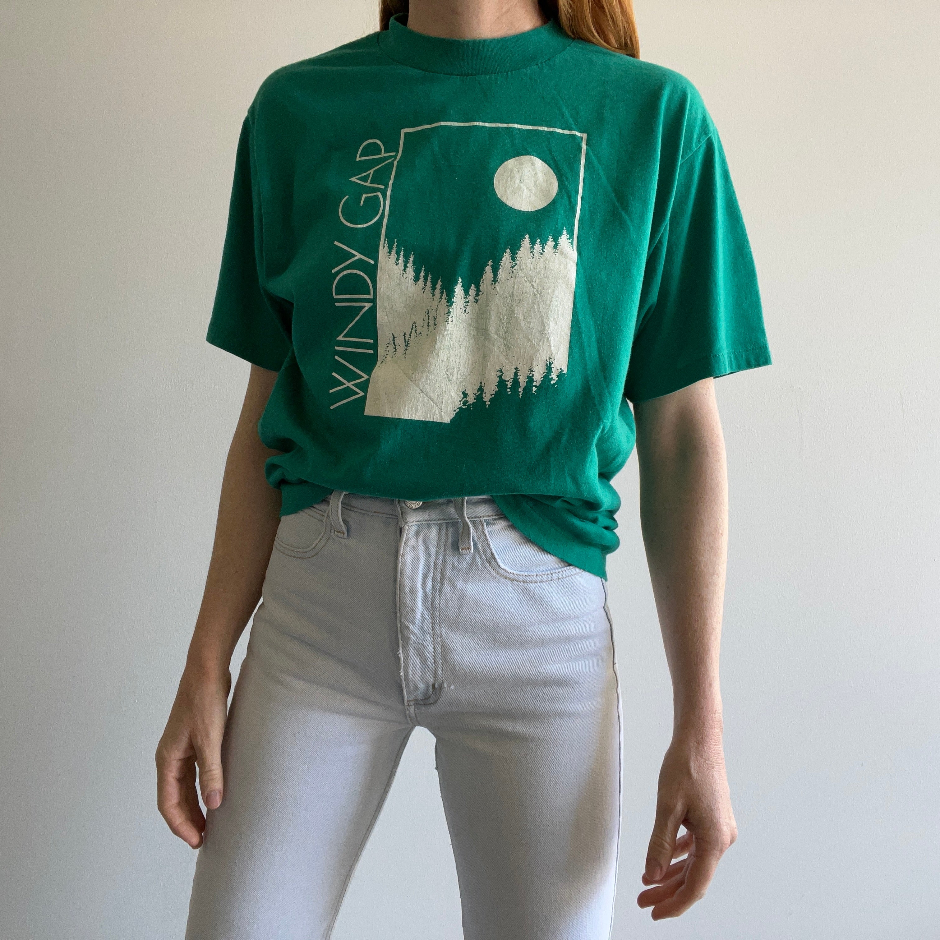 T-shirt Windy Gap Tourist des années 1980 par Velva Sheen