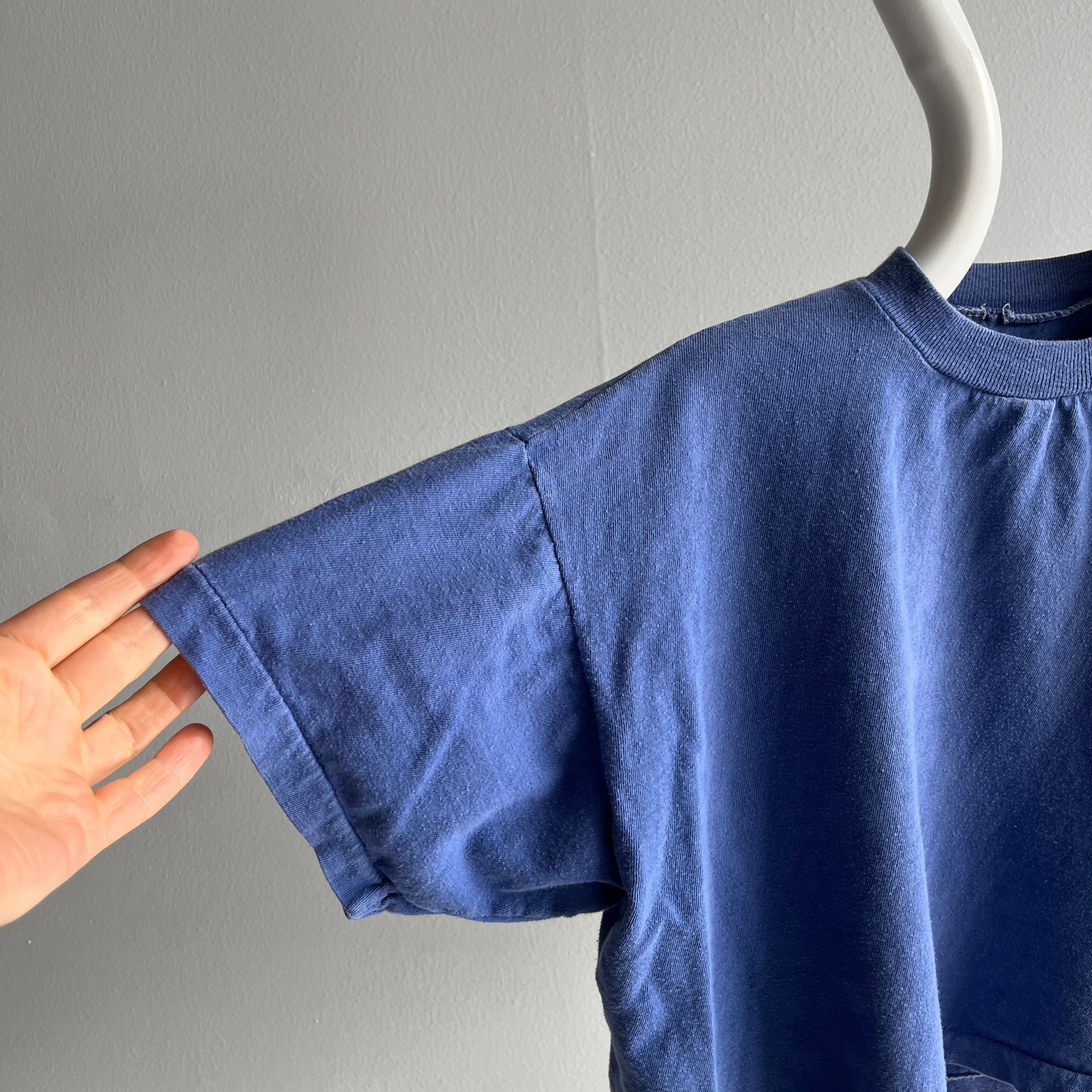 T-shirt court en tricot de coton bleu vierge des années 1980