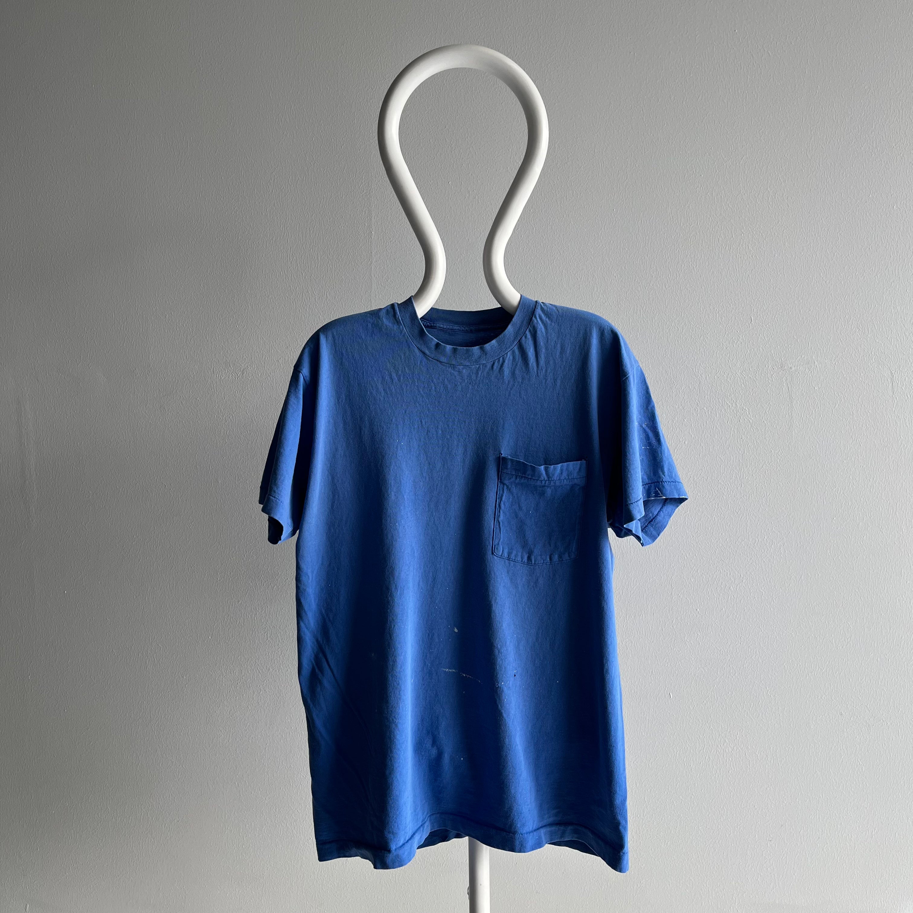 T-shirt de poche en coton bleu vierge parfaitement taché et fané des années 1980