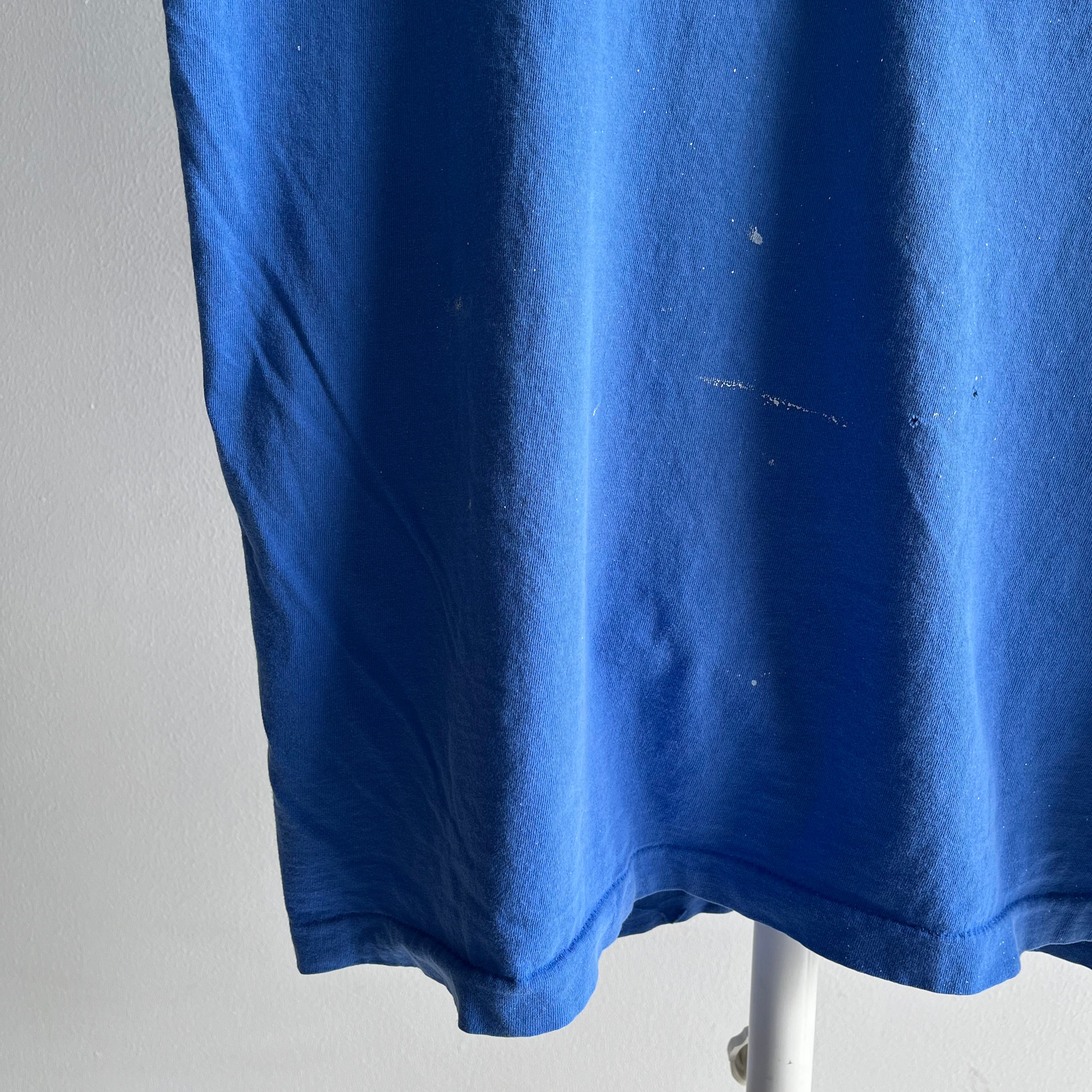 T-shirt de poche en coton bleu vierge parfaitement taché et fané des années 1980