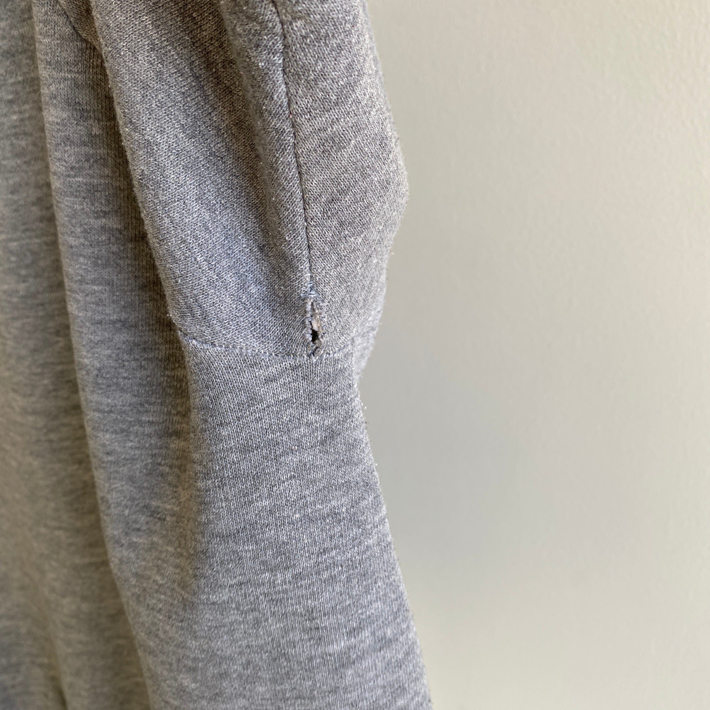 Sweat-shirt à col en V mince en papier des années 1970 avec une bande latérale en velours, des POCHES et des taches