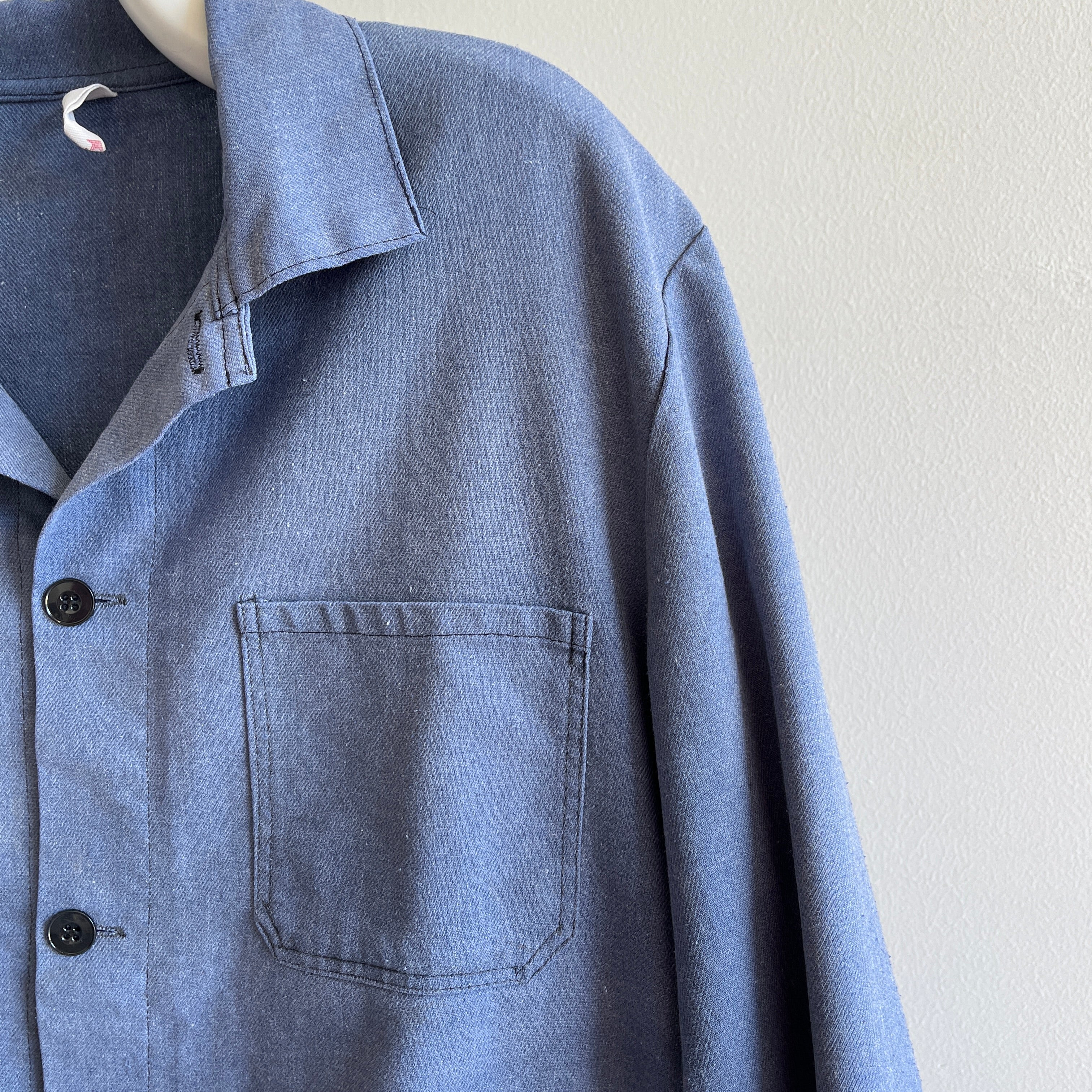 Manteau de corvée bleu poussiéreux des années 1970 avec raccommodage