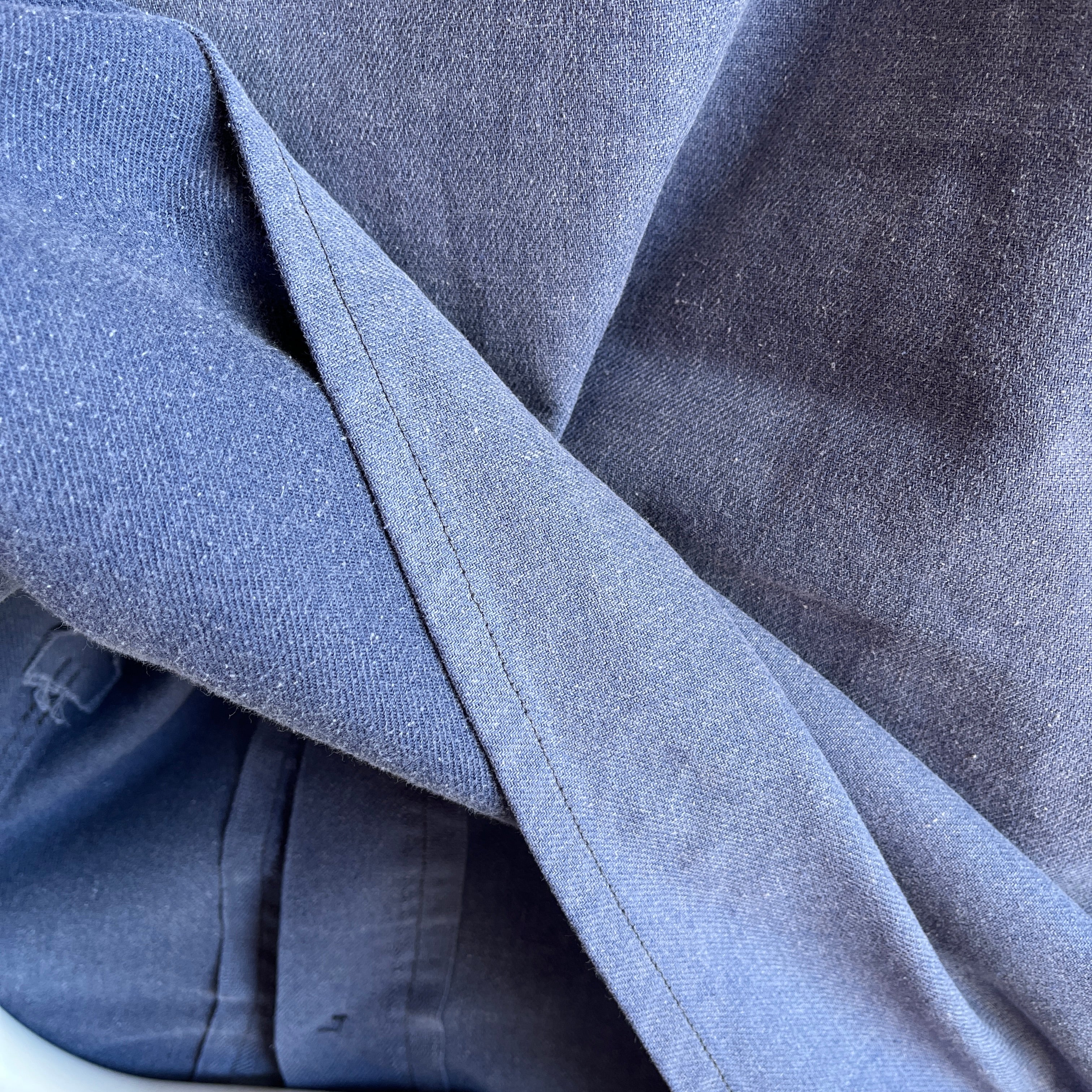 Manteau de corvée bleu poussiéreux des années 1970 avec raccommodage