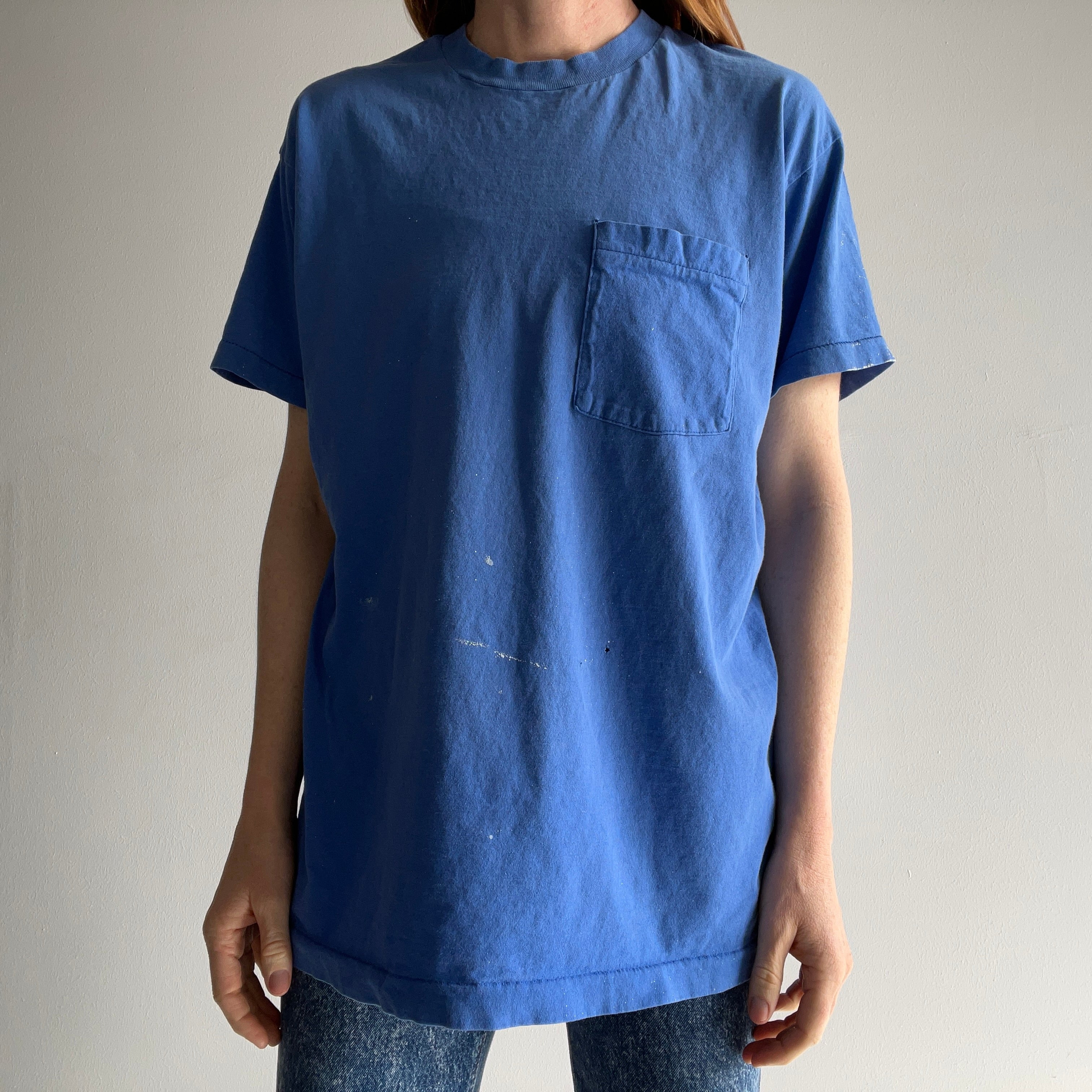 T-shirt de poche en coton bleu vierge parfaitement taché et fané des années 1980