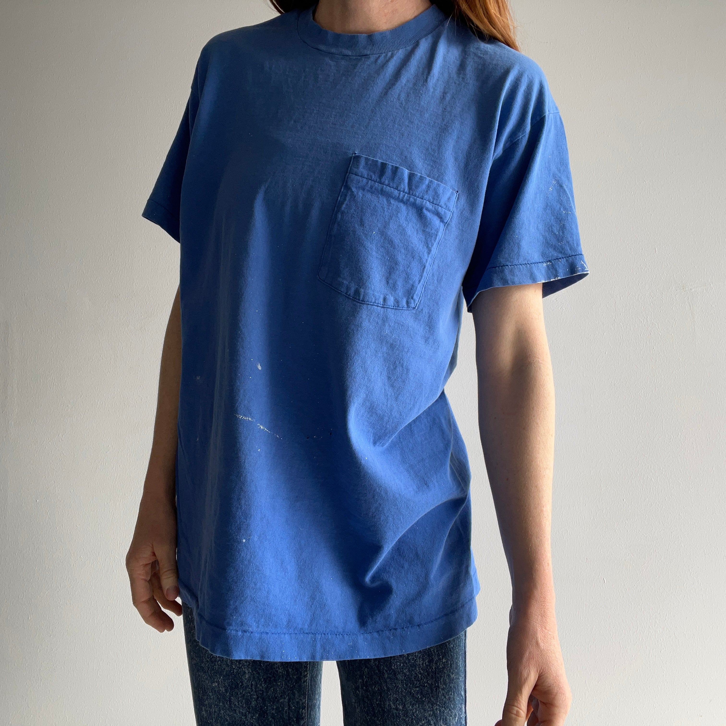 T-shirt de poche en coton bleu vierge parfaitement taché et fané des années 1980