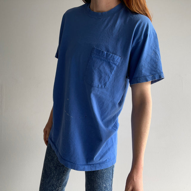 T-shirt de poche en coton bleu vierge parfaitement taché et fané des années 1980