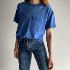 T-shirt de poche en coton bleu vierge parfaitement taché et fané des années 1980