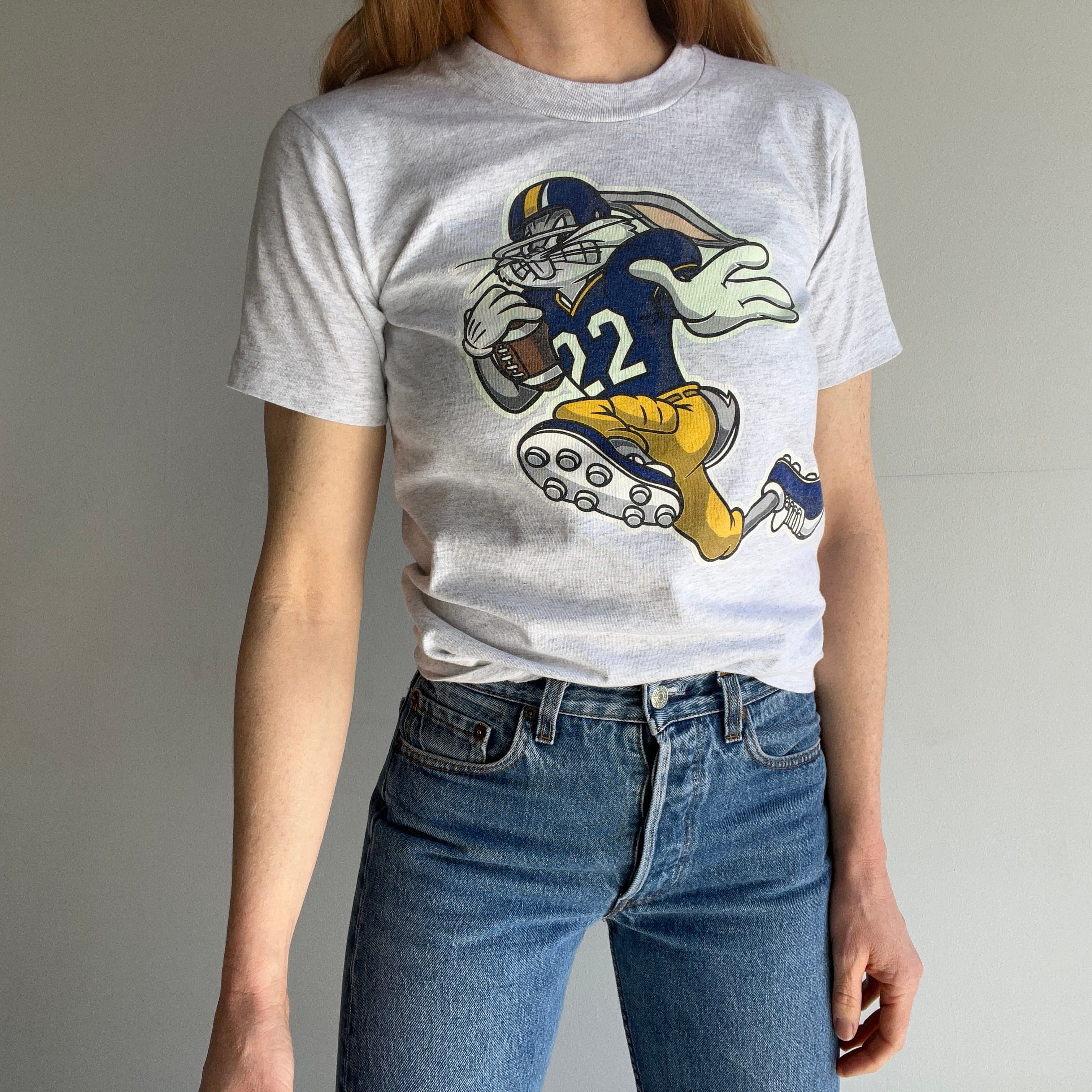 T-shirt Bugs Bunny jouant au football des années 1990