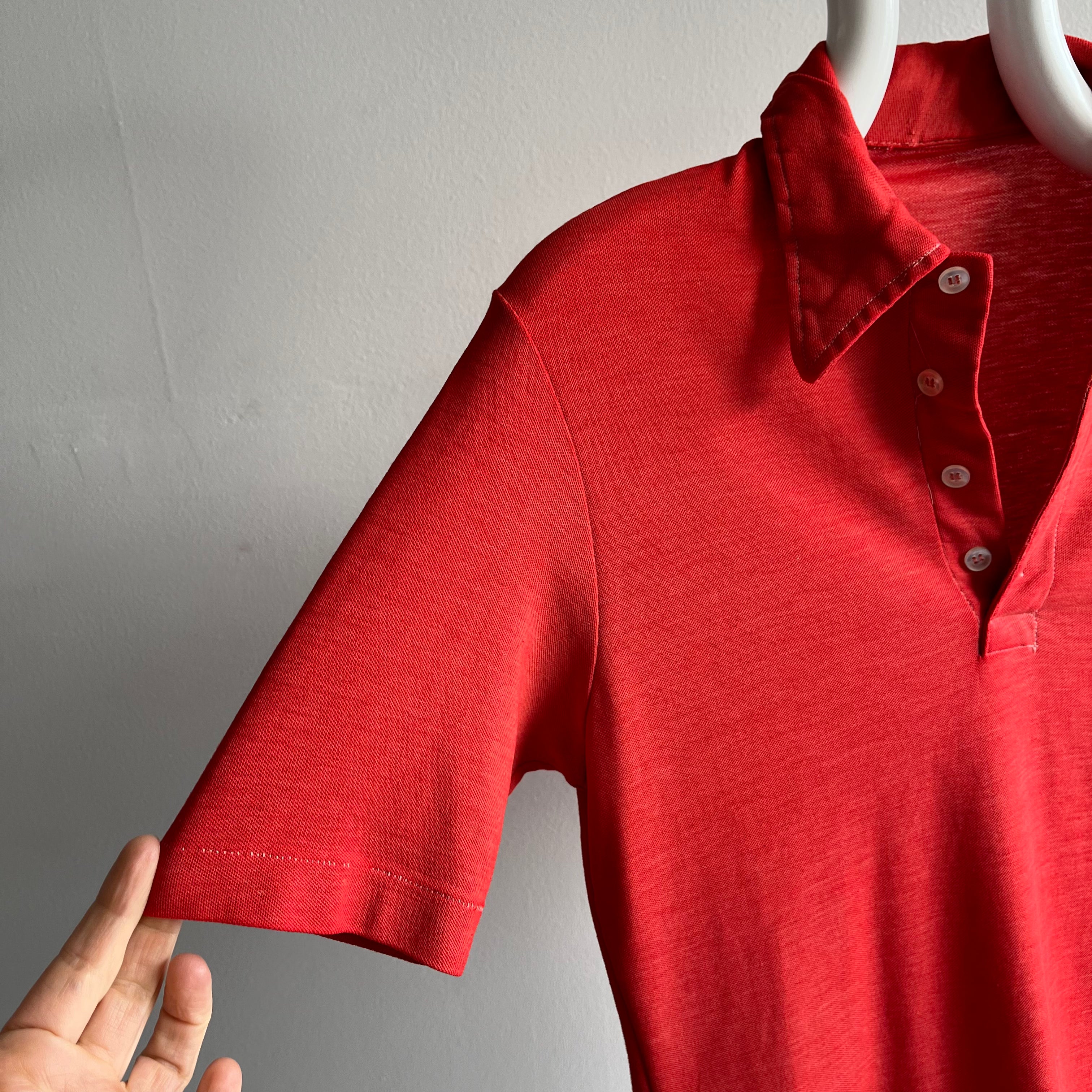 T-shirt polo à poche rouge des années 1970 super délavé