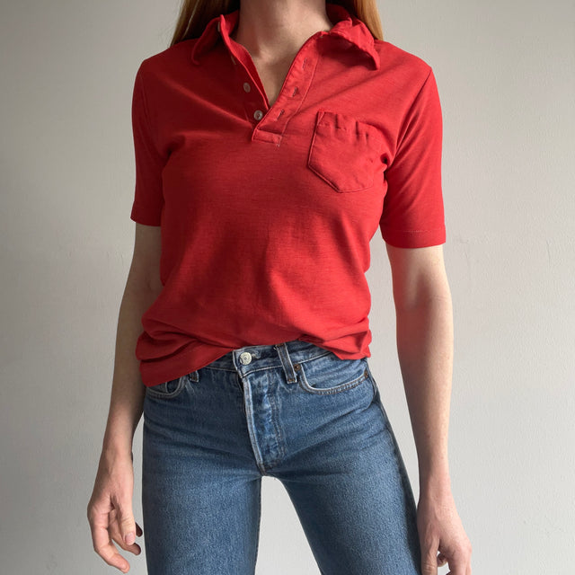 T-shirt polo à poche rouge des années 1970 super délavé