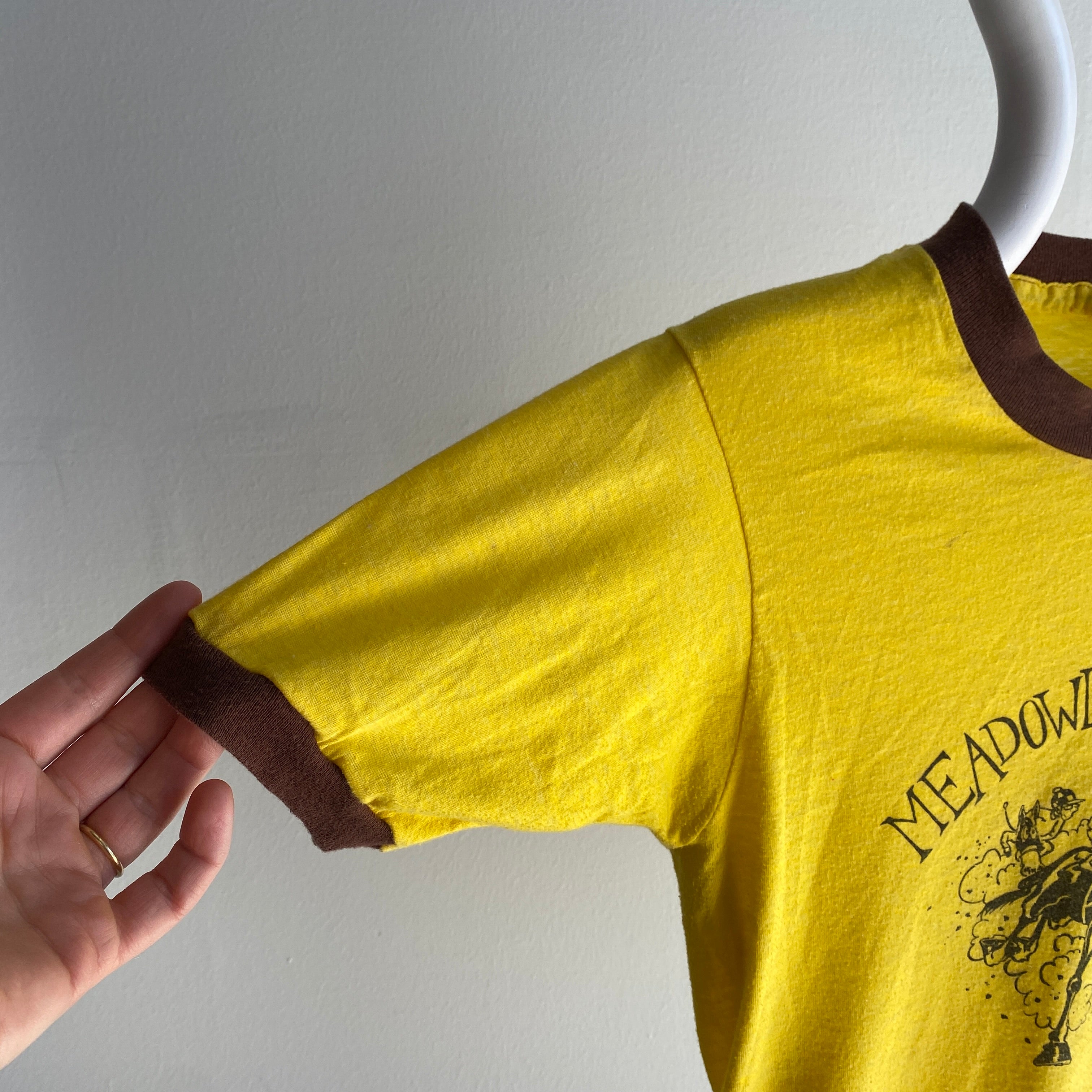 1984 The Meadowlands Cup SUPER STAINED Smaller Sized Bright Yellow and Brown Ring T-Shirt