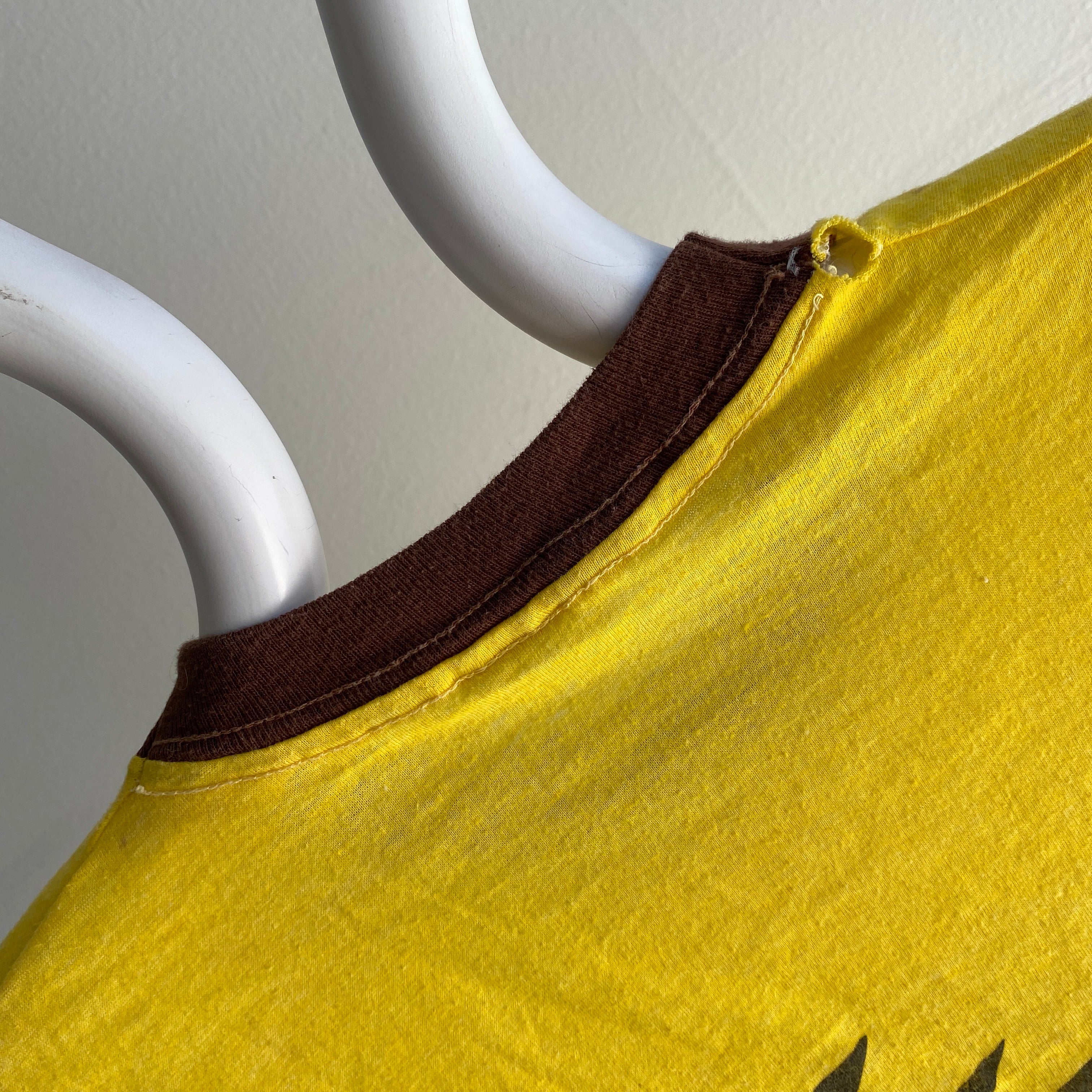 1984 The Meadowlands Cup SUPER STAINED T-shirt à anneaux jaune vif et marron de petite taille