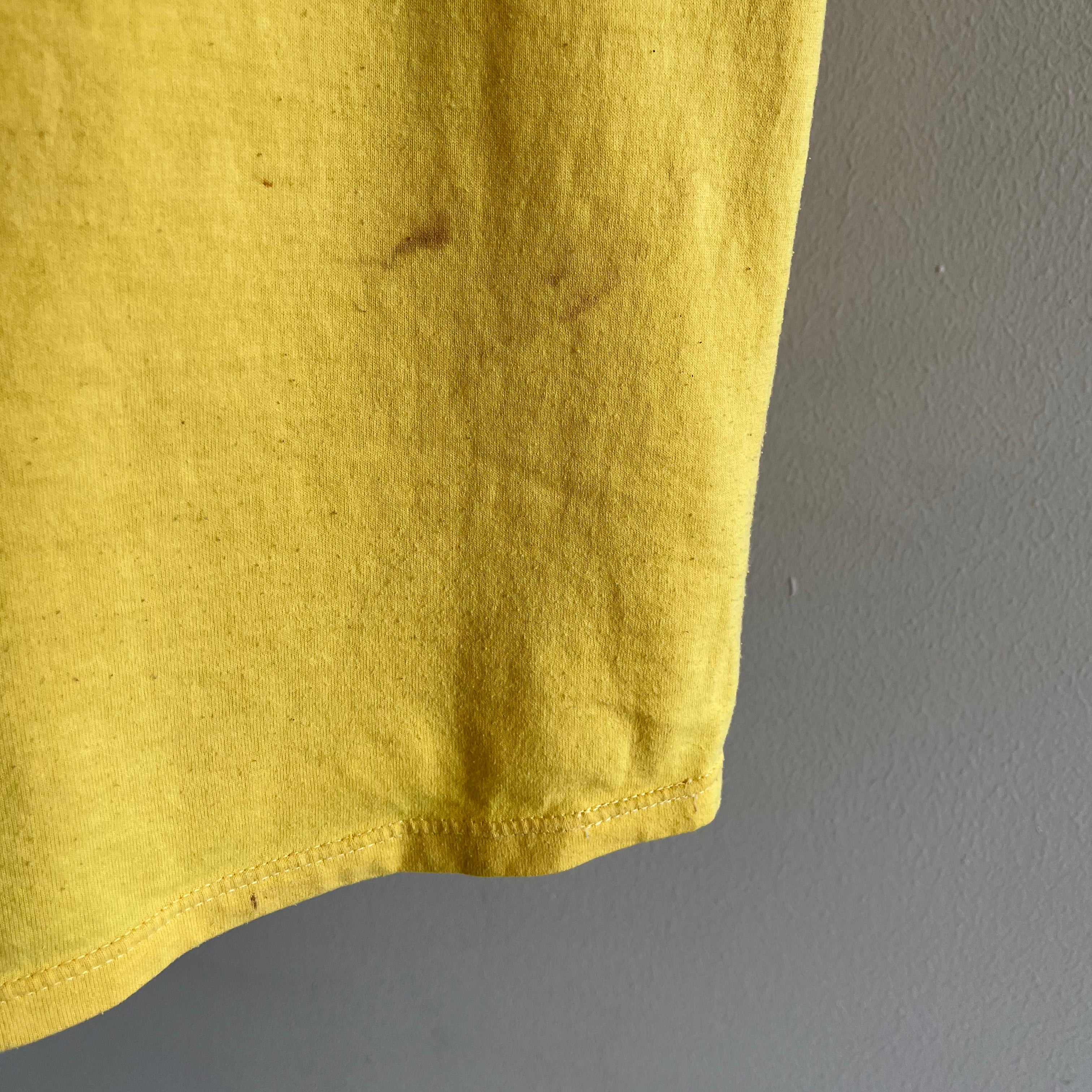 T-shirt à poche jaune pâle super taché des années 1980