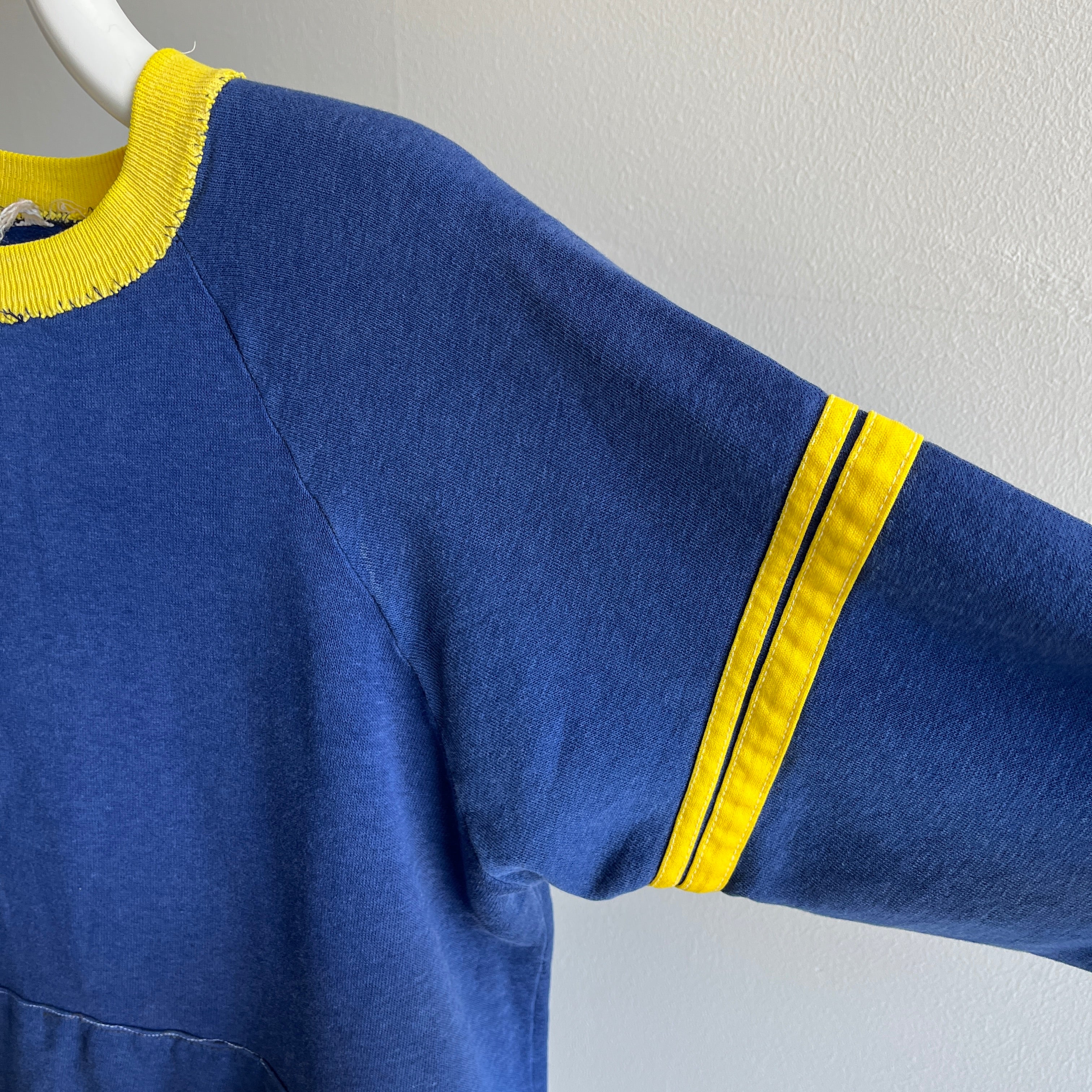 Sweat-shirt bleu marine et jaune super fin et réparé des années 1970 - Collection personnelle
