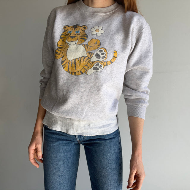 Tigre des années 1980 tenant un sweat marguerite