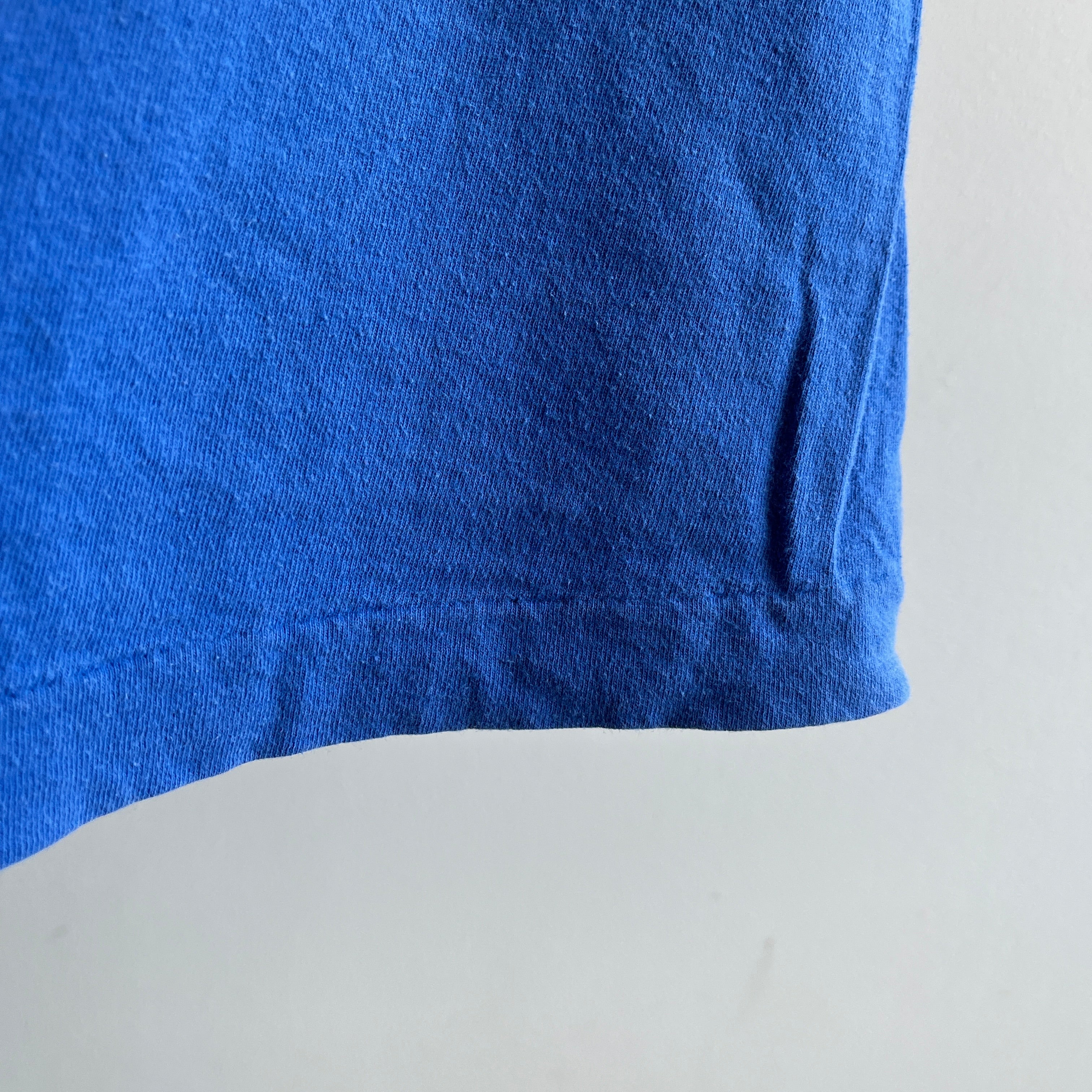 T-shirt à poche en coton bleu délavé des années 1980 par FOTL
