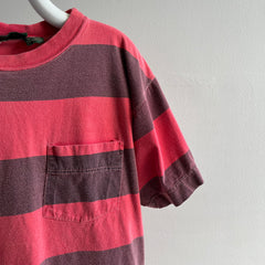T-shirt à poche rayé rouge et noir/gris délavé des années 1990