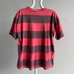 T-shirt à poche rayé rouge et noir/gris délavé des années 1990