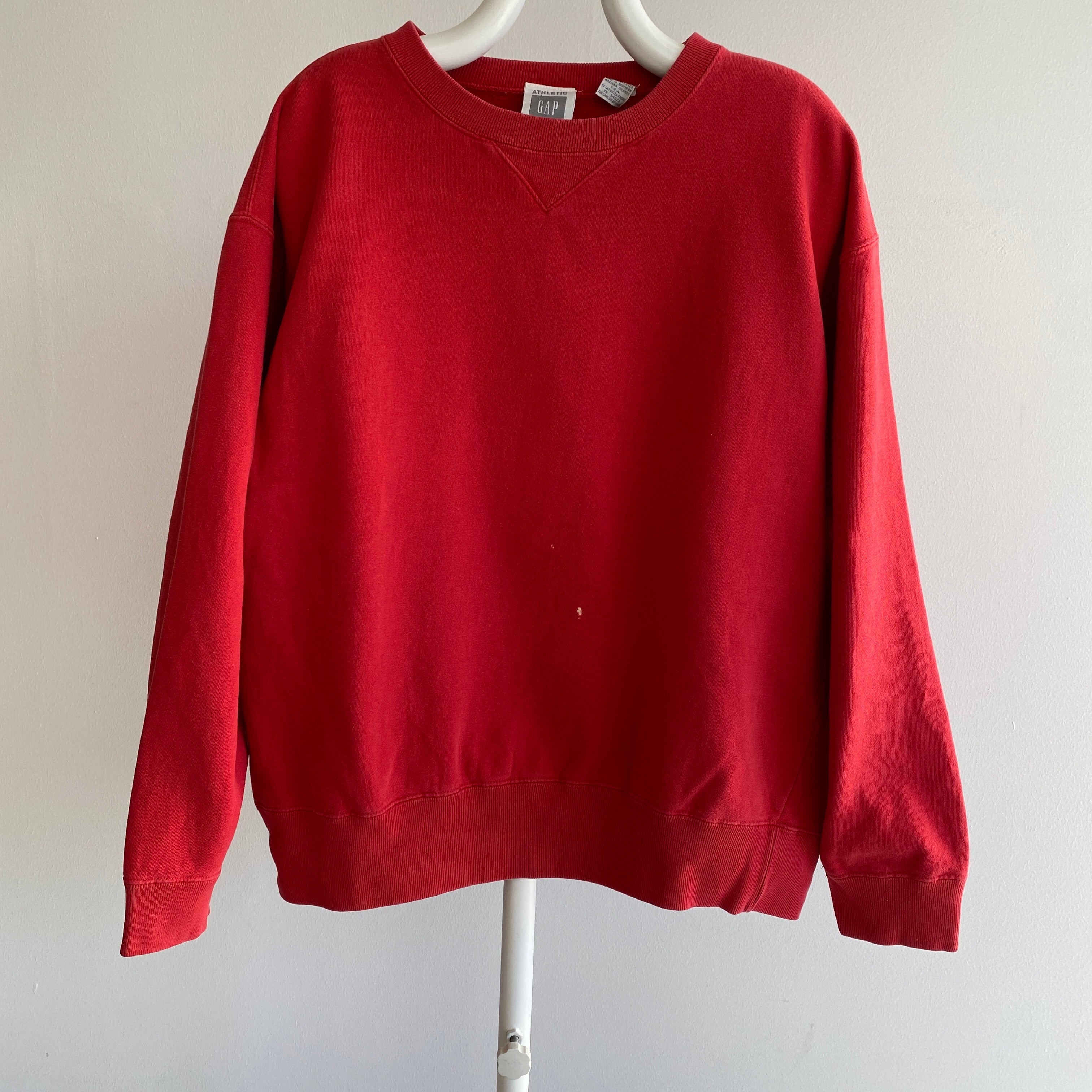 1990s Blank Red USA Made Gap Sweat-shirt avec une seule tache de javel