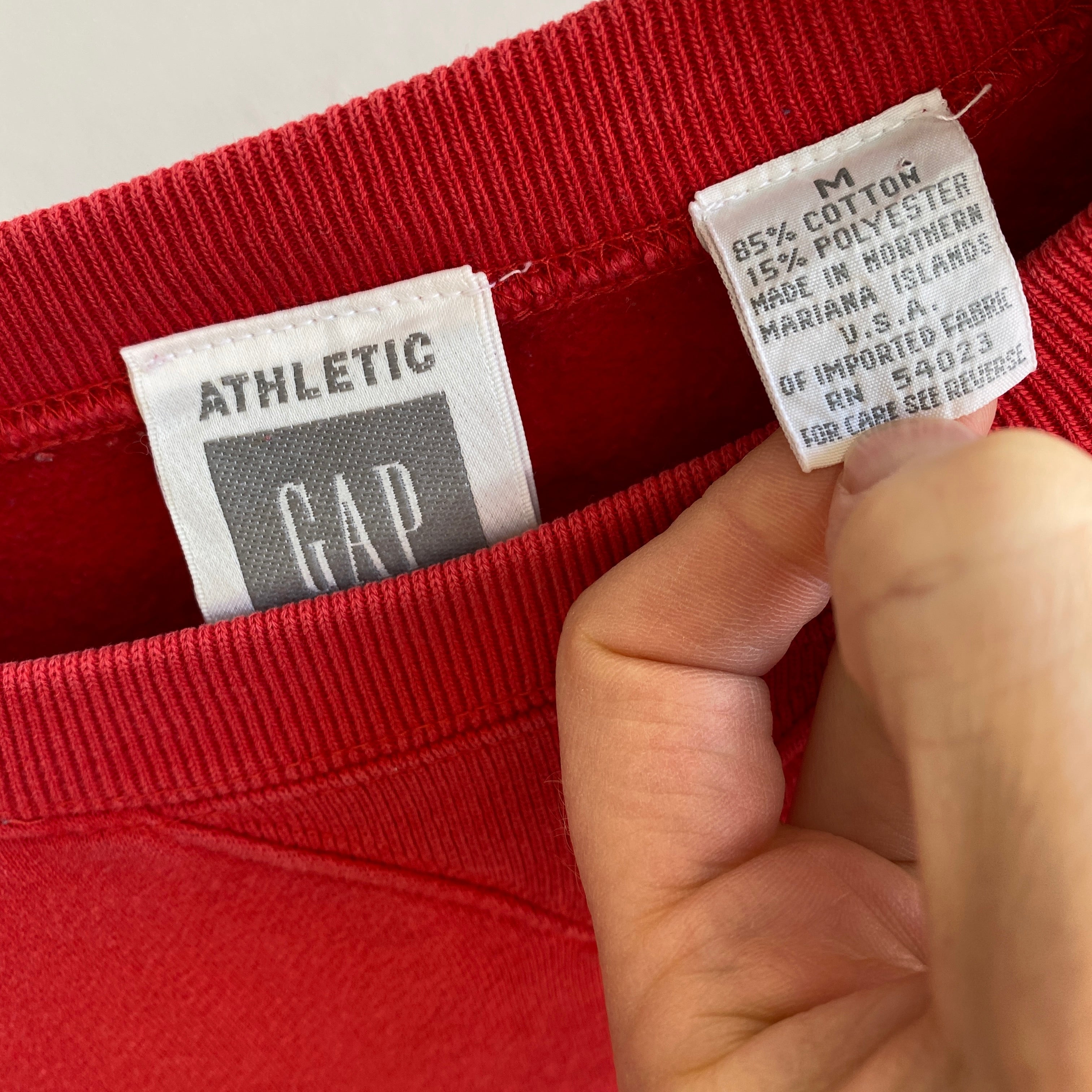 1990s Blank Red USA Made Gap Sweat-shirt avec une seule tache de javel