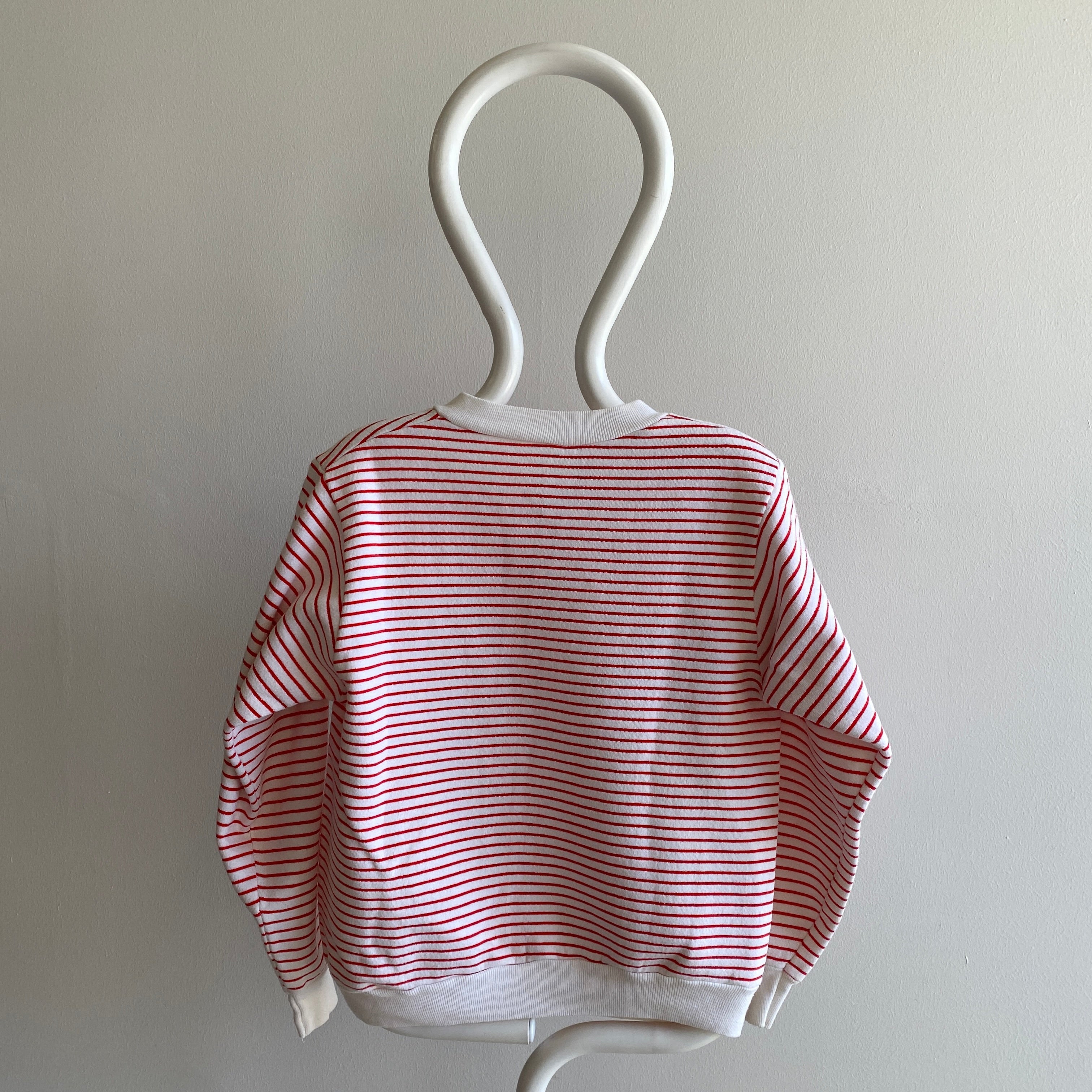 Sweat-shirt à col en V léger à rayures rouges et blanches des années 1980 - Collection privée