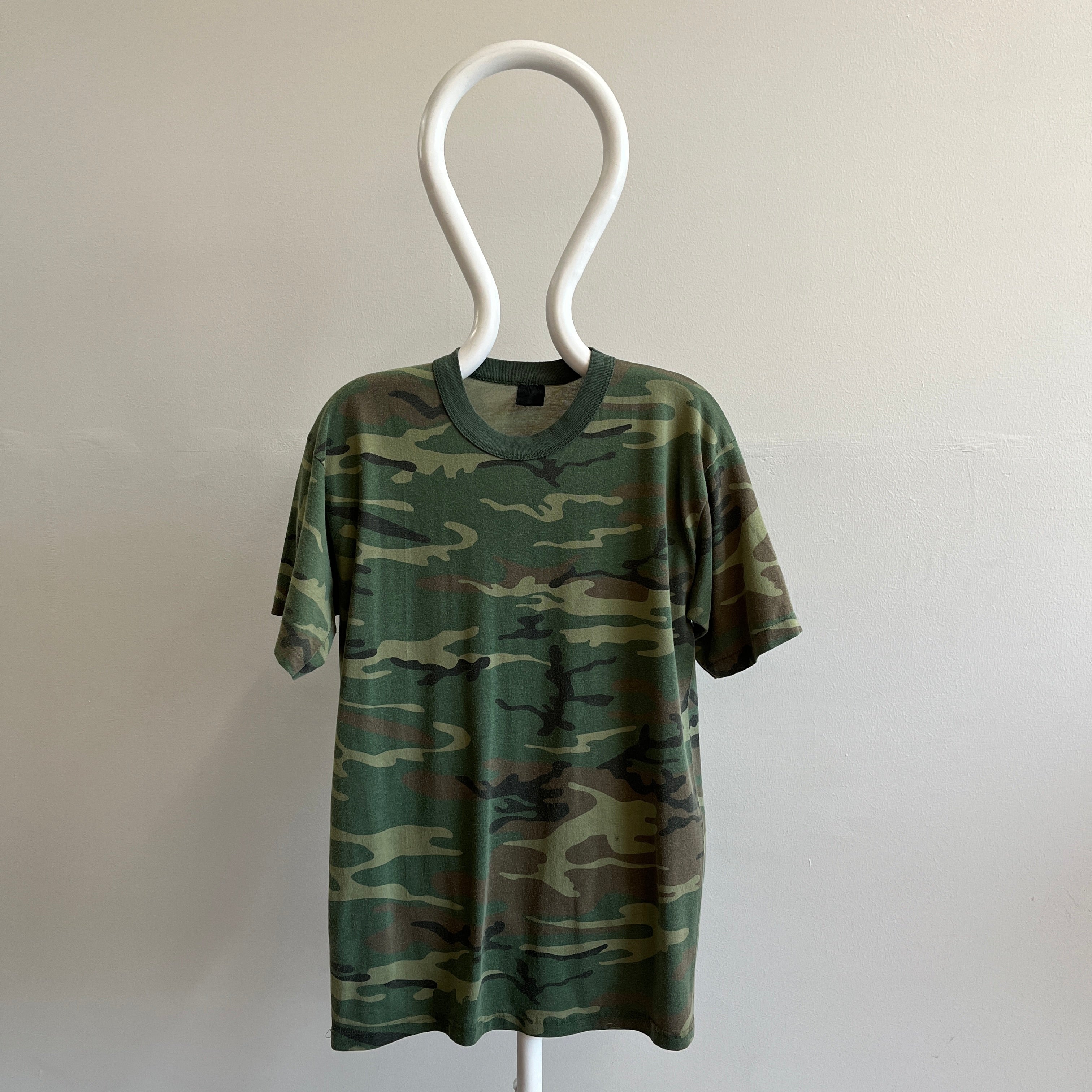 T-shirt camouflage tricolore des années 1990 avec col roulé