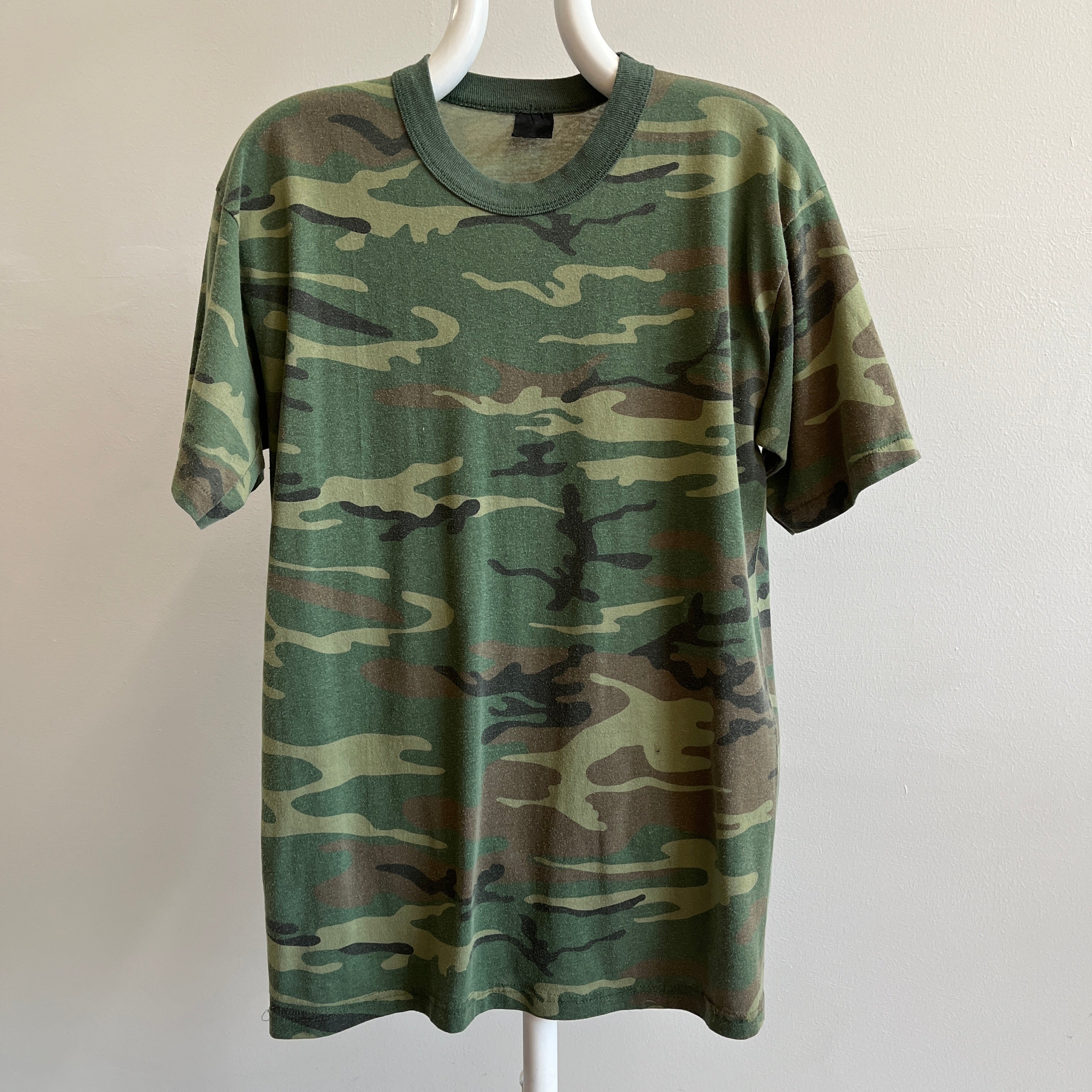 T-shirt camouflage tricolore des années 1990 avec col roulé