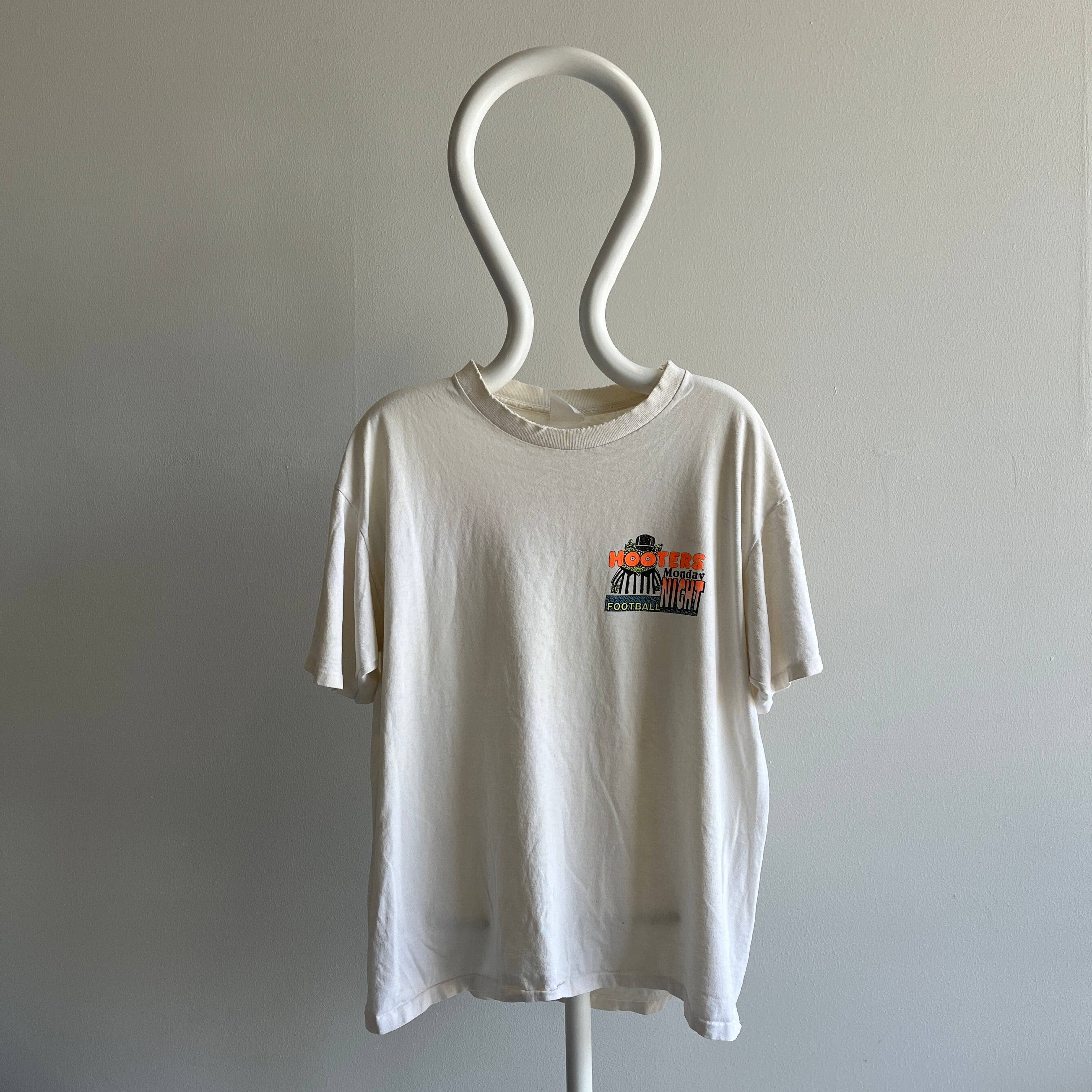 T-shirt en lambeaux et usé de football du lundi soir de Hooter des années 1990
