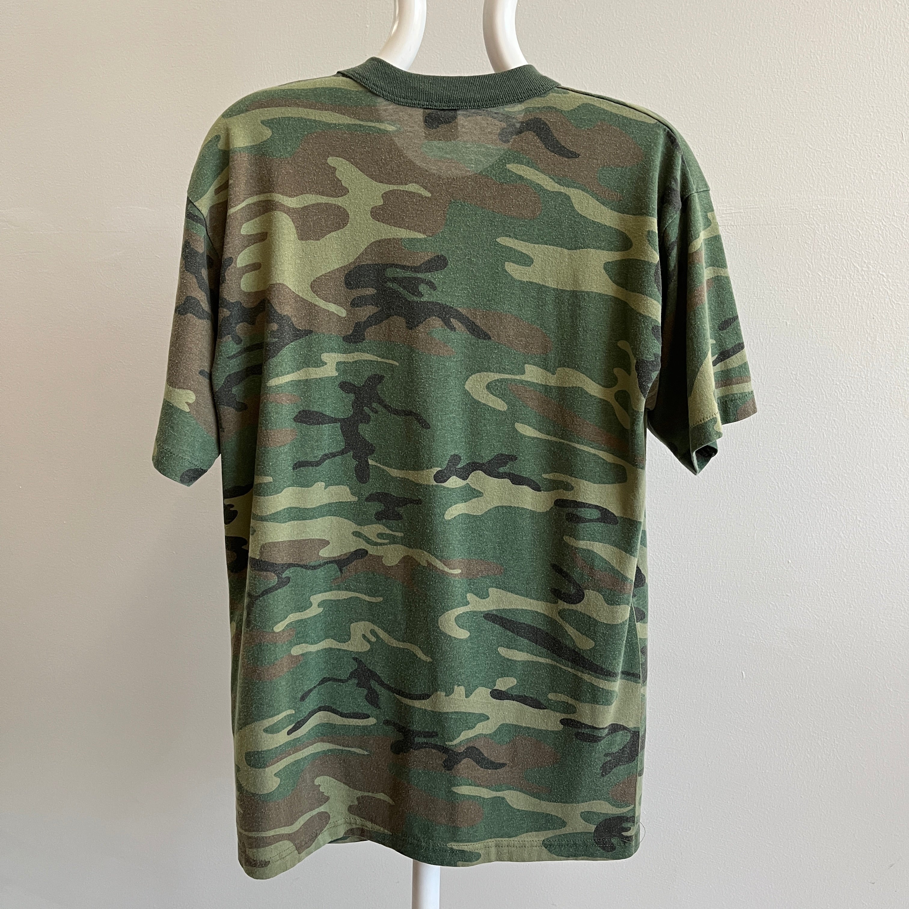 T-shirt camouflage tricolore des années 1990 avec col roulé