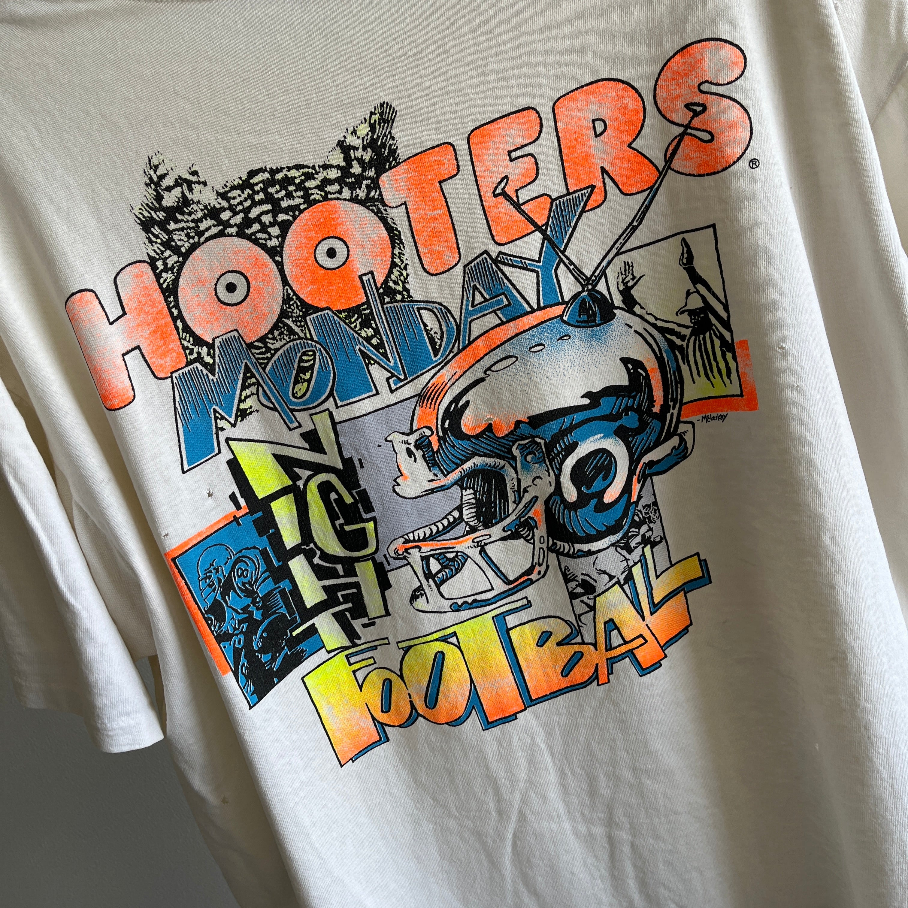 T-shirt en lambeaux et usé de football du lundi soir de Hooter des années 1990