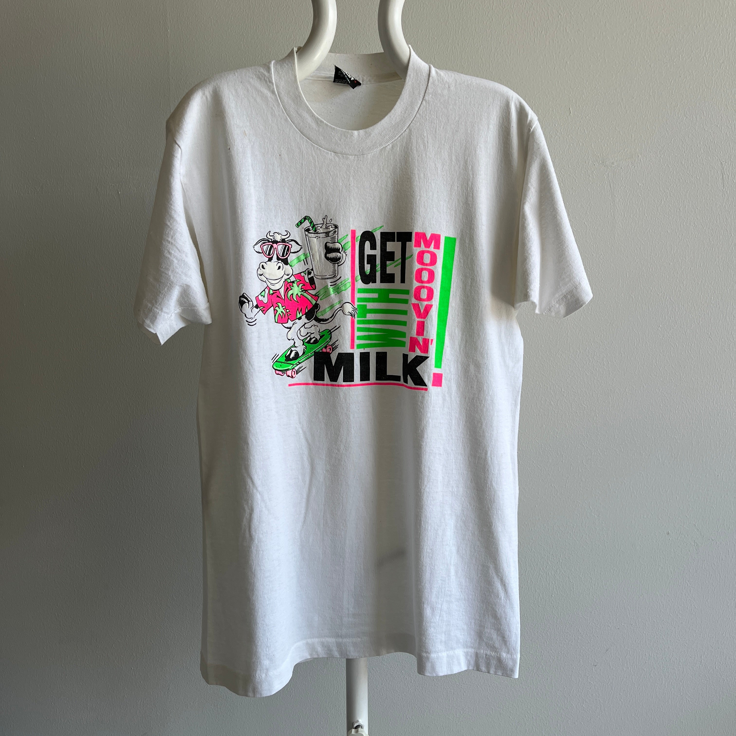 T-shirt graphique Get Moovin' with Milk des années 1980 par Screen Stars