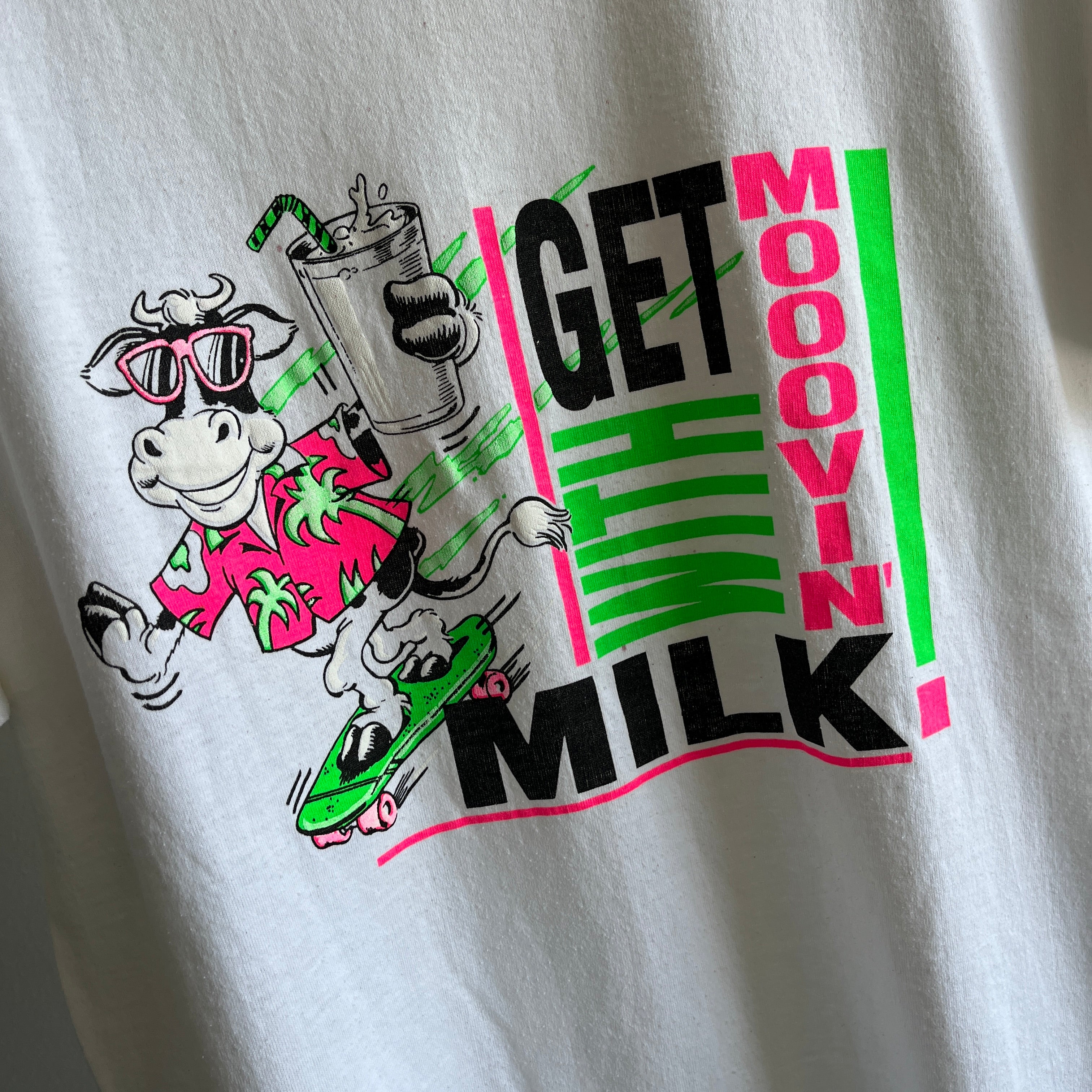 T-shirt graphique Get Moovin' with Milk des années 1980 par Screen Stars