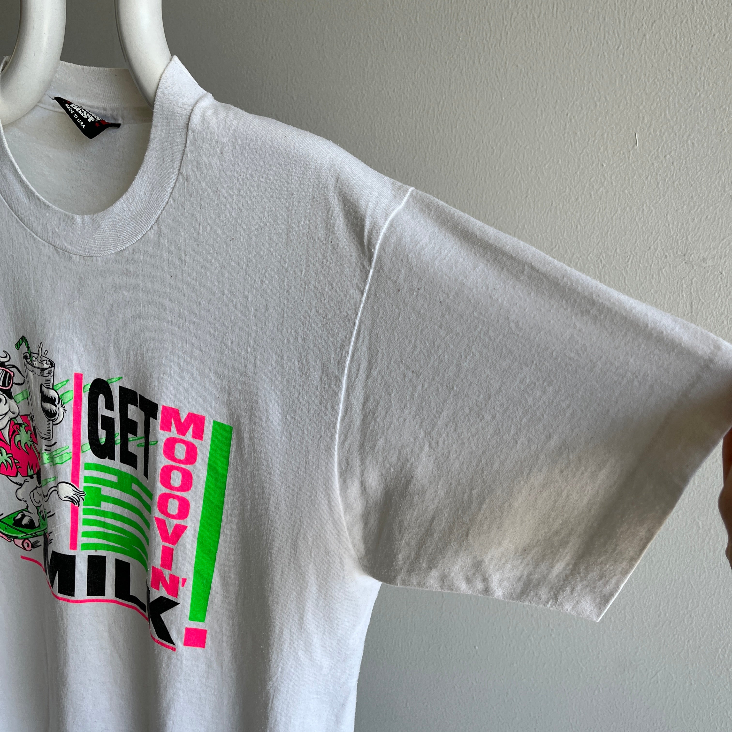 T-shirt graphique Get Moovin' with Milk des années 1980 par Screen Stars