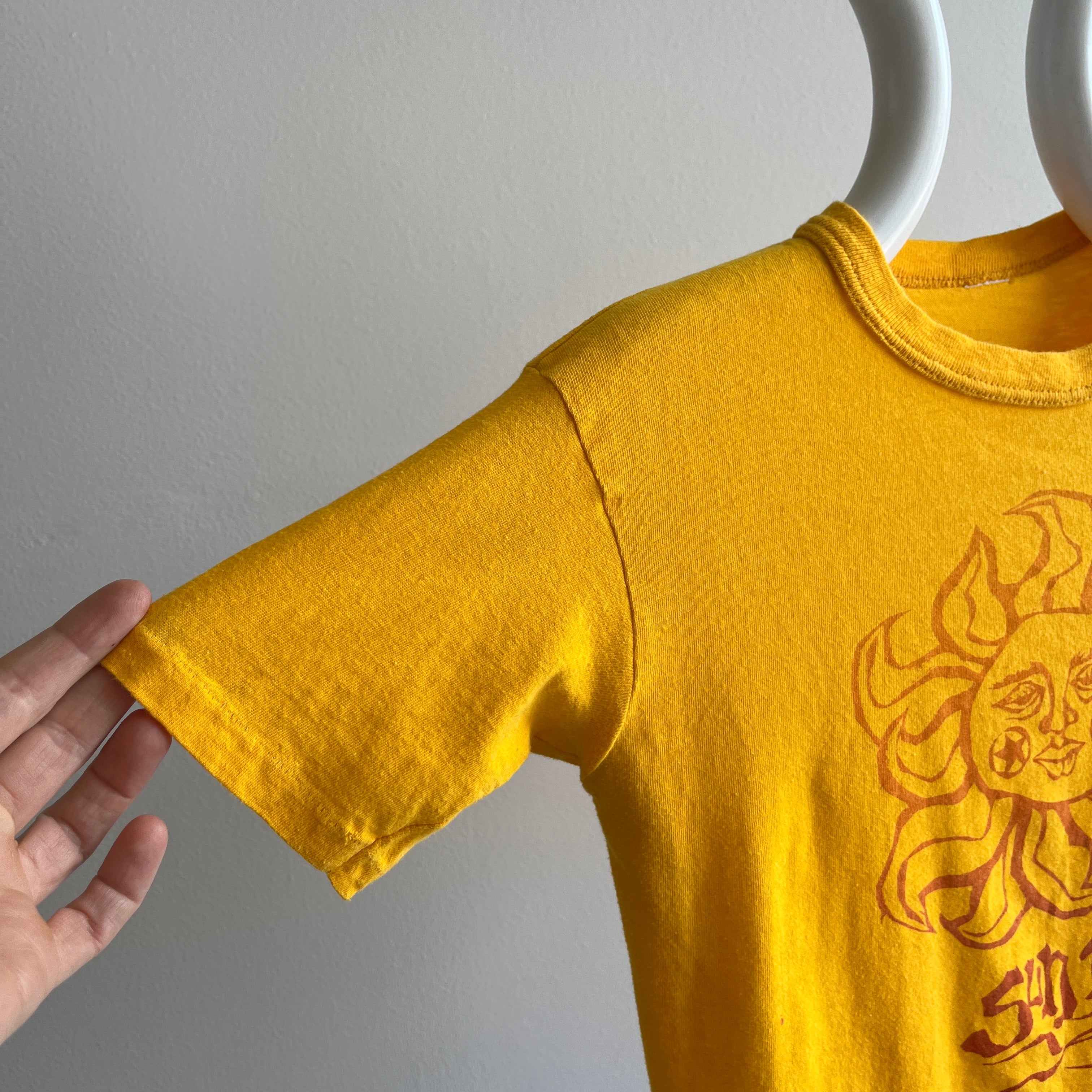 T-shirt pour bébé en coton dimanche des années 1970
