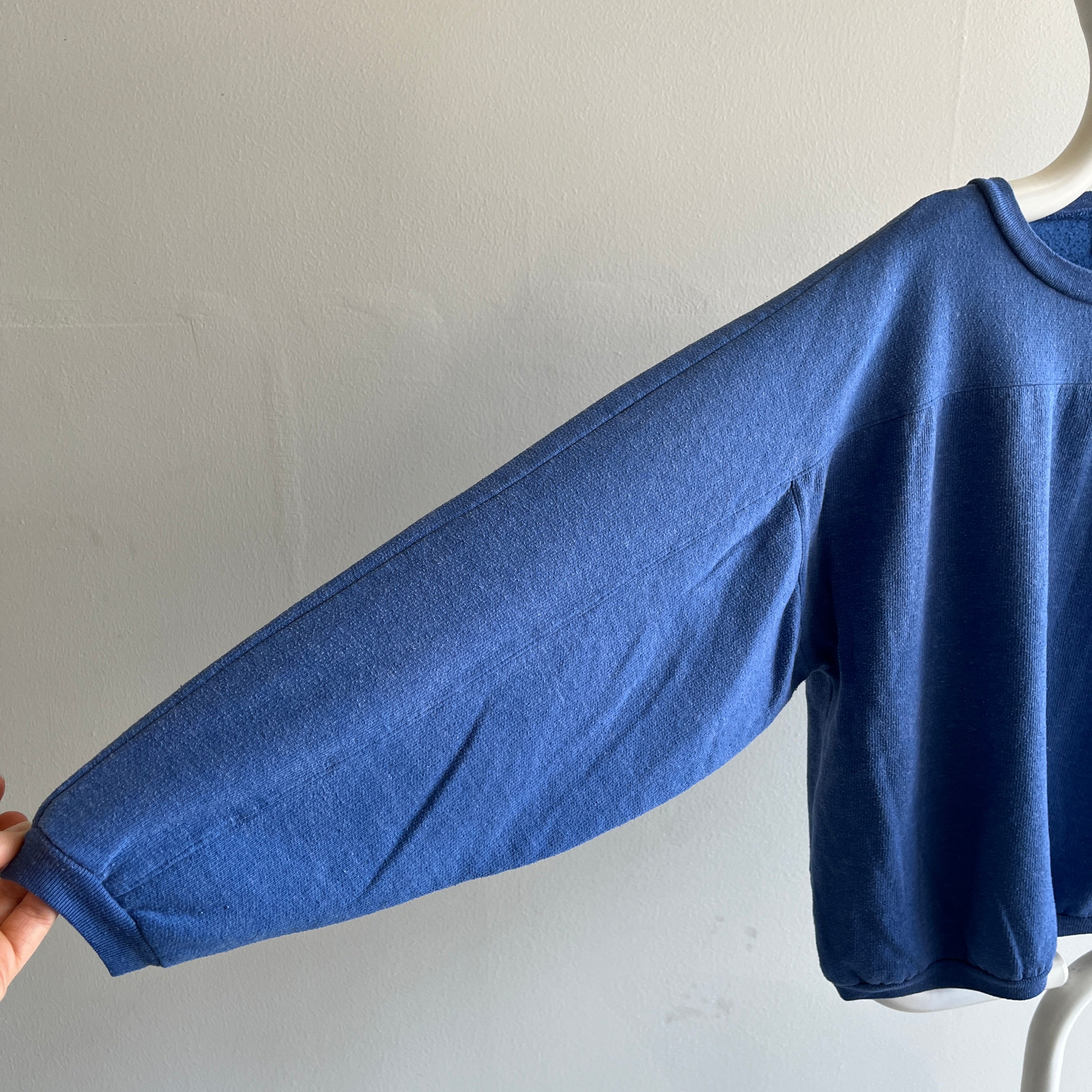 Sweat-shirt bleu vierge de vêtements de sport athlétiques des années 1970 inhabituel (et Rad)