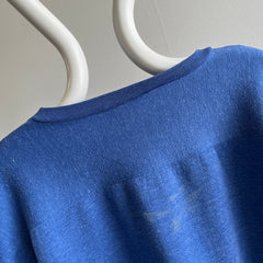 Sweat-shirt bleu vierge de vêtements de sport athlétiques des années 1970 inhabituel (et Rad)