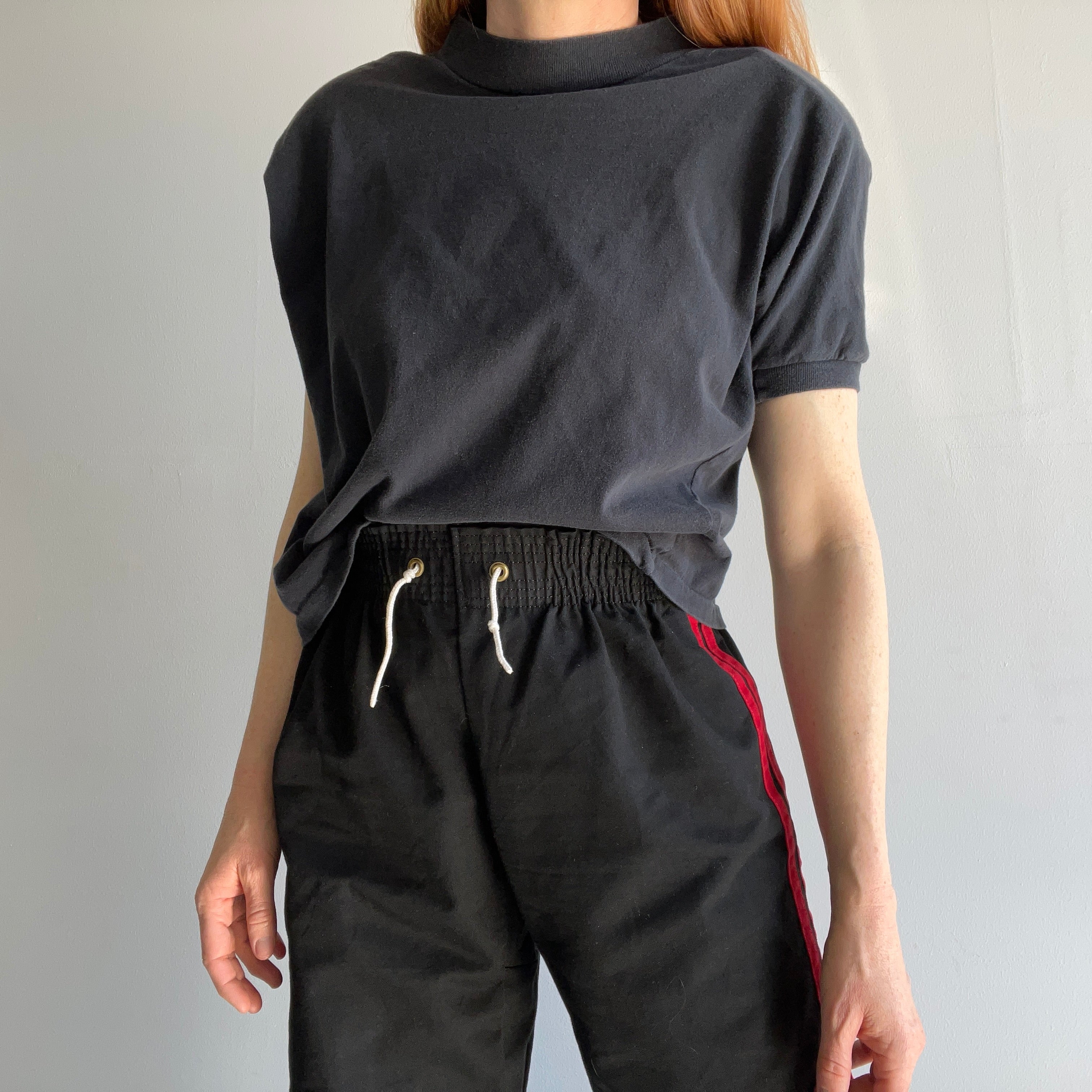 1980s Blank Black Mock Neck Crop Top avec épaulettes !!!!!!