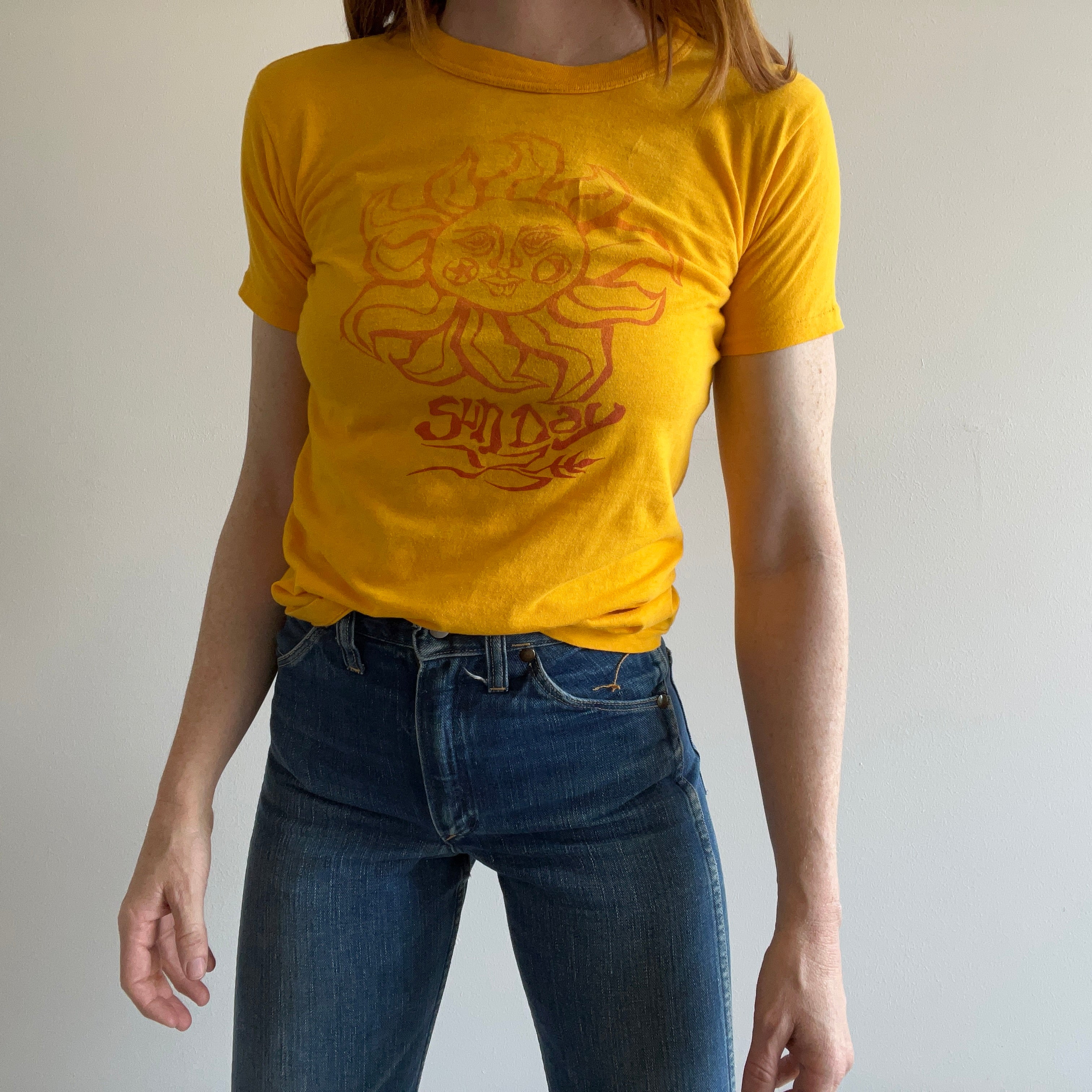 T-shirt pour bébé en coton dimanche des années 1970