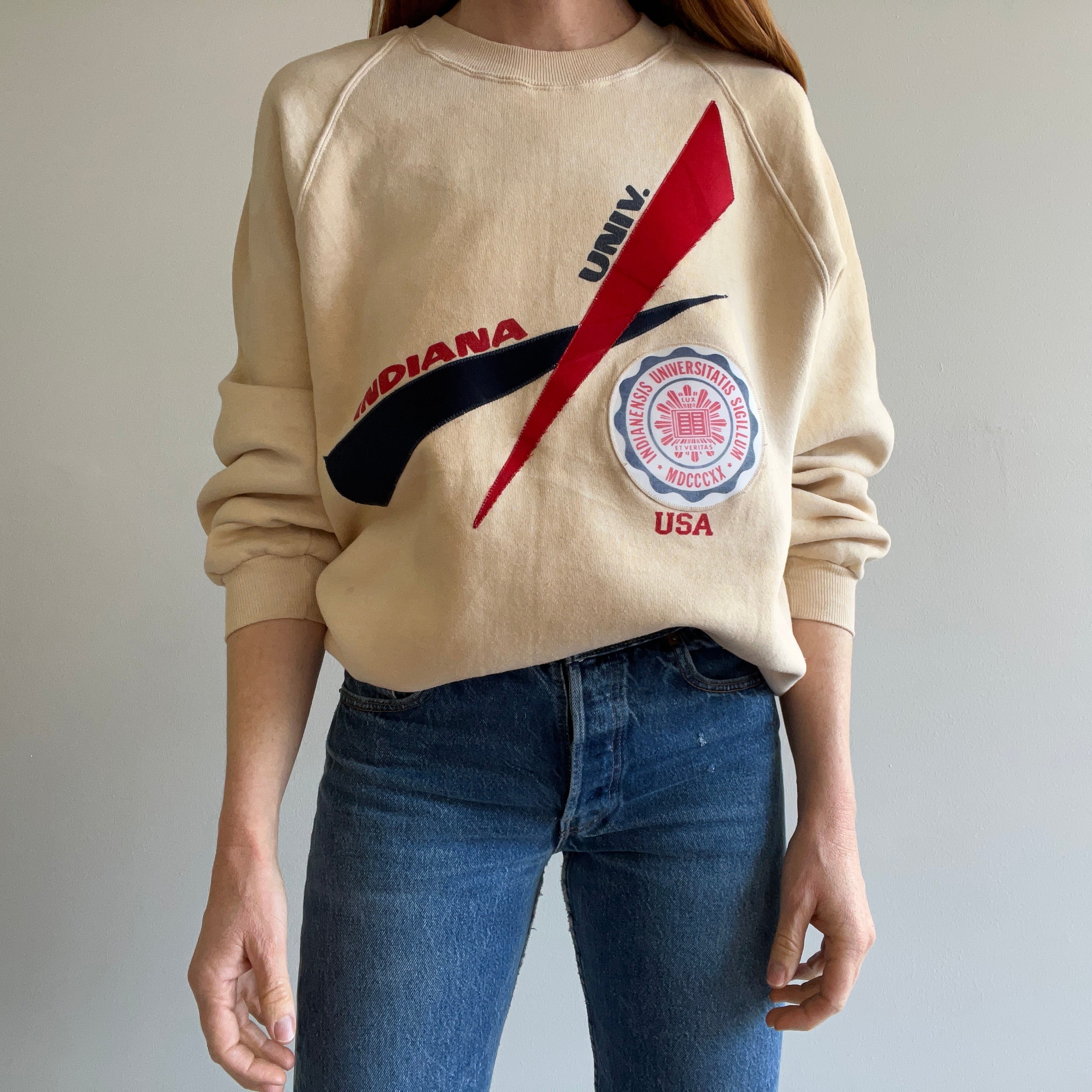 1970s Epic Aged to Ecru Indiana University Sweatshirt par Collegiate Pacific !!!