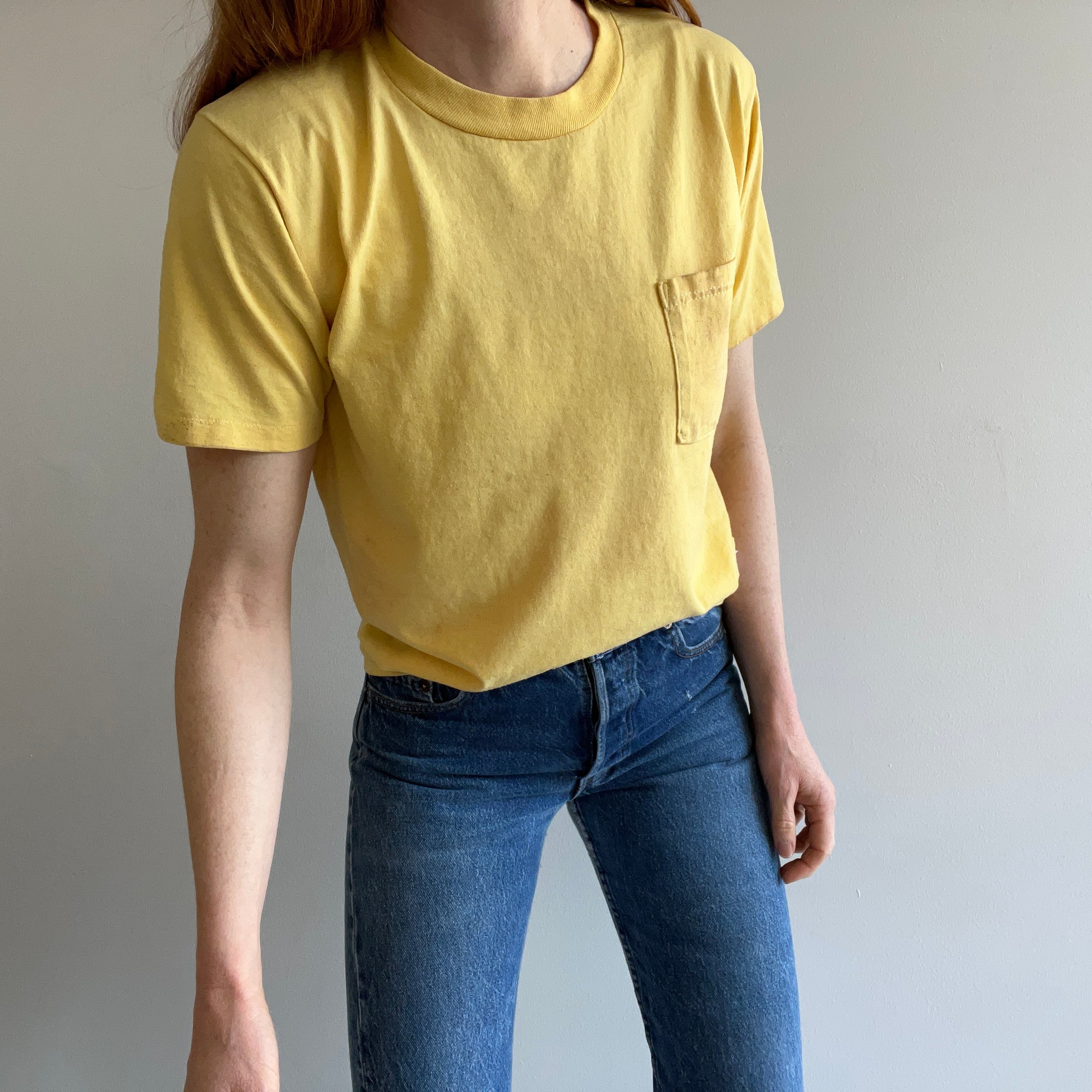 T-shirt à poche jaune pâle super taché des années 1980