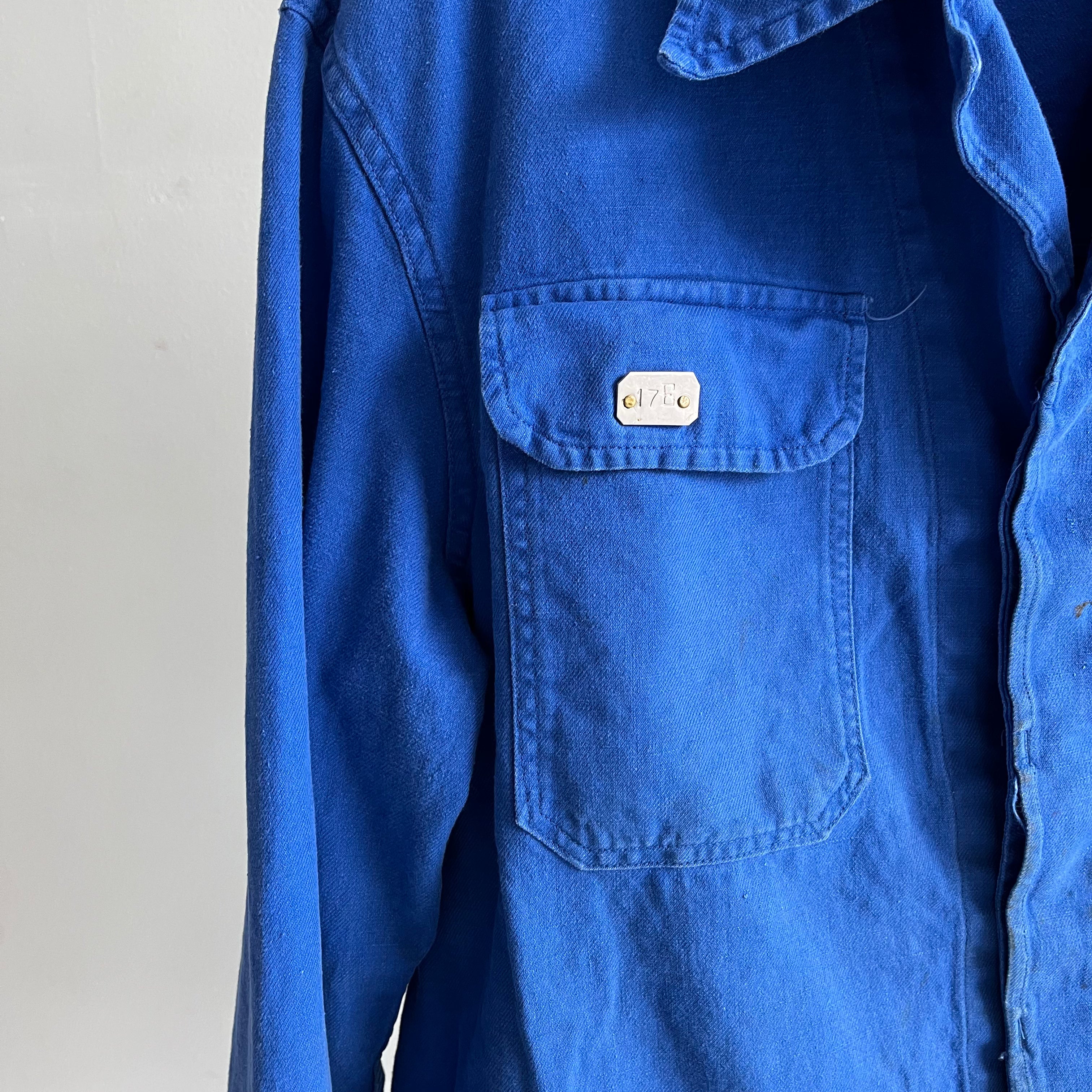 Manteau de corvée en coton 17B français/euro des années 1970 avec poches poitrine et raccommodage