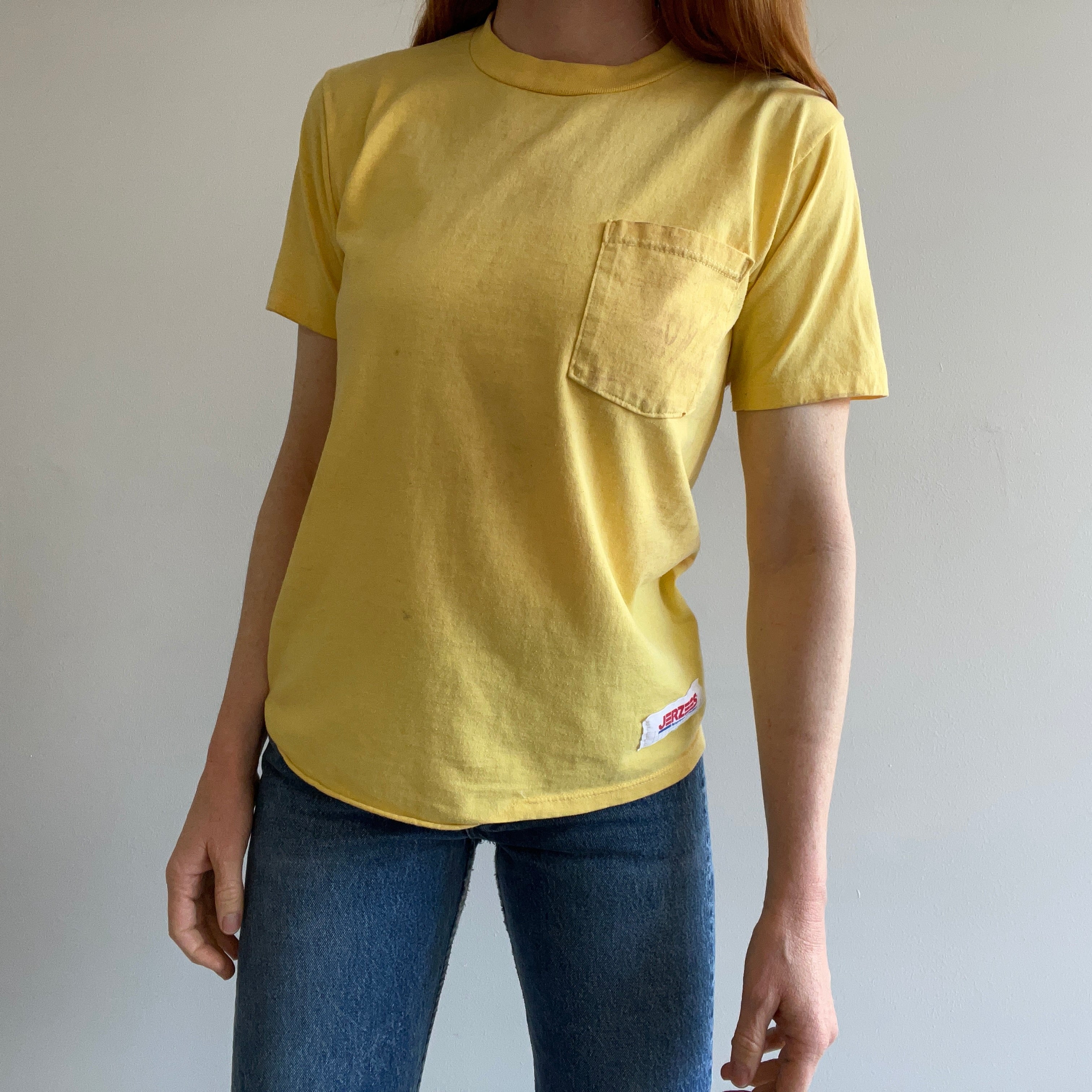 T-shirt à poche jaune pâle super taché des années 1980